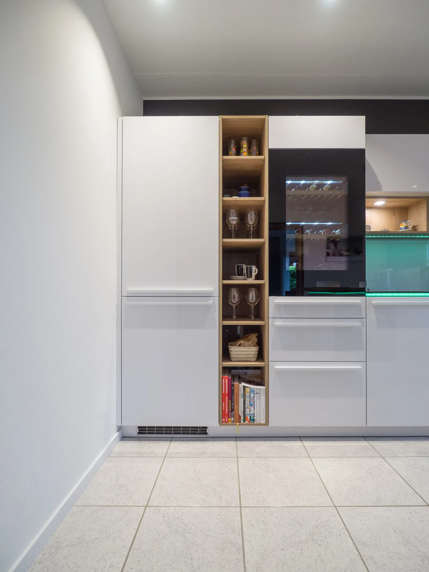 Designküche – Leicht Küche Arktisweiß mit Dekton-Arbeitsplatte
