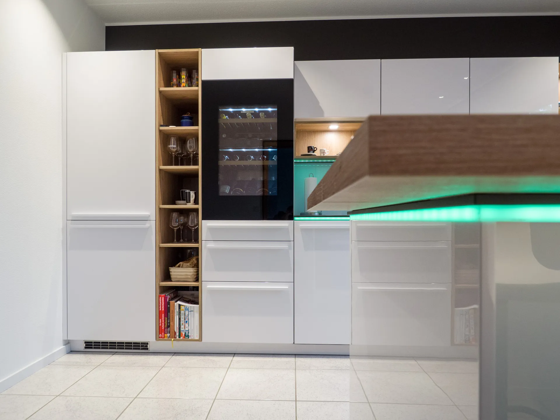 Designküche – Leicht Küche Arktisweiß mit Dekton-Arbeitsplatte