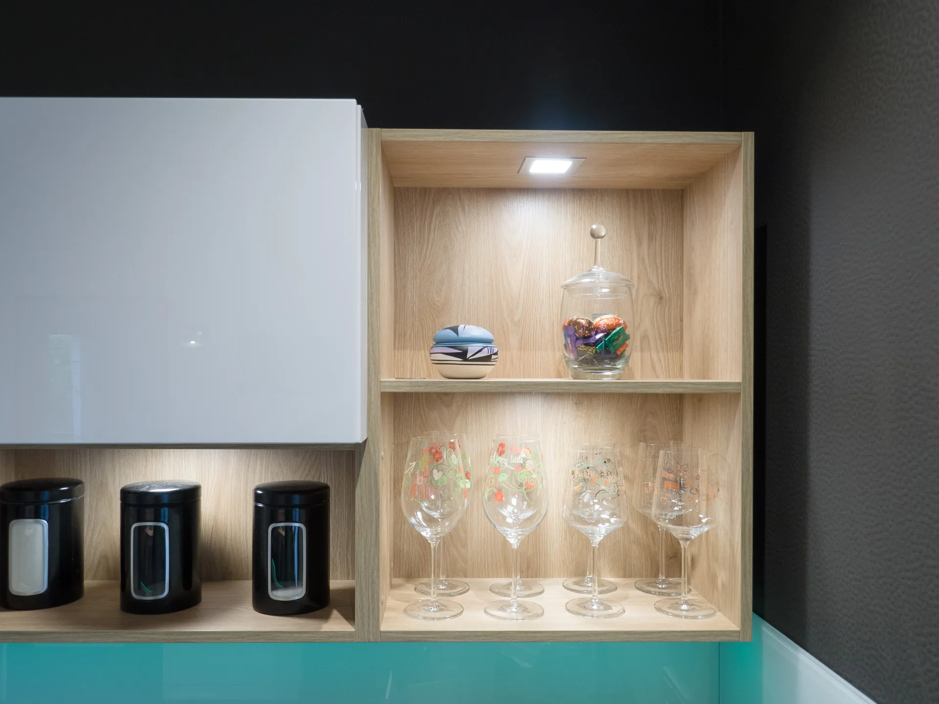 Designküche – Leicht Küche Arktisweiß mit Dekton-Arbeitsplatte