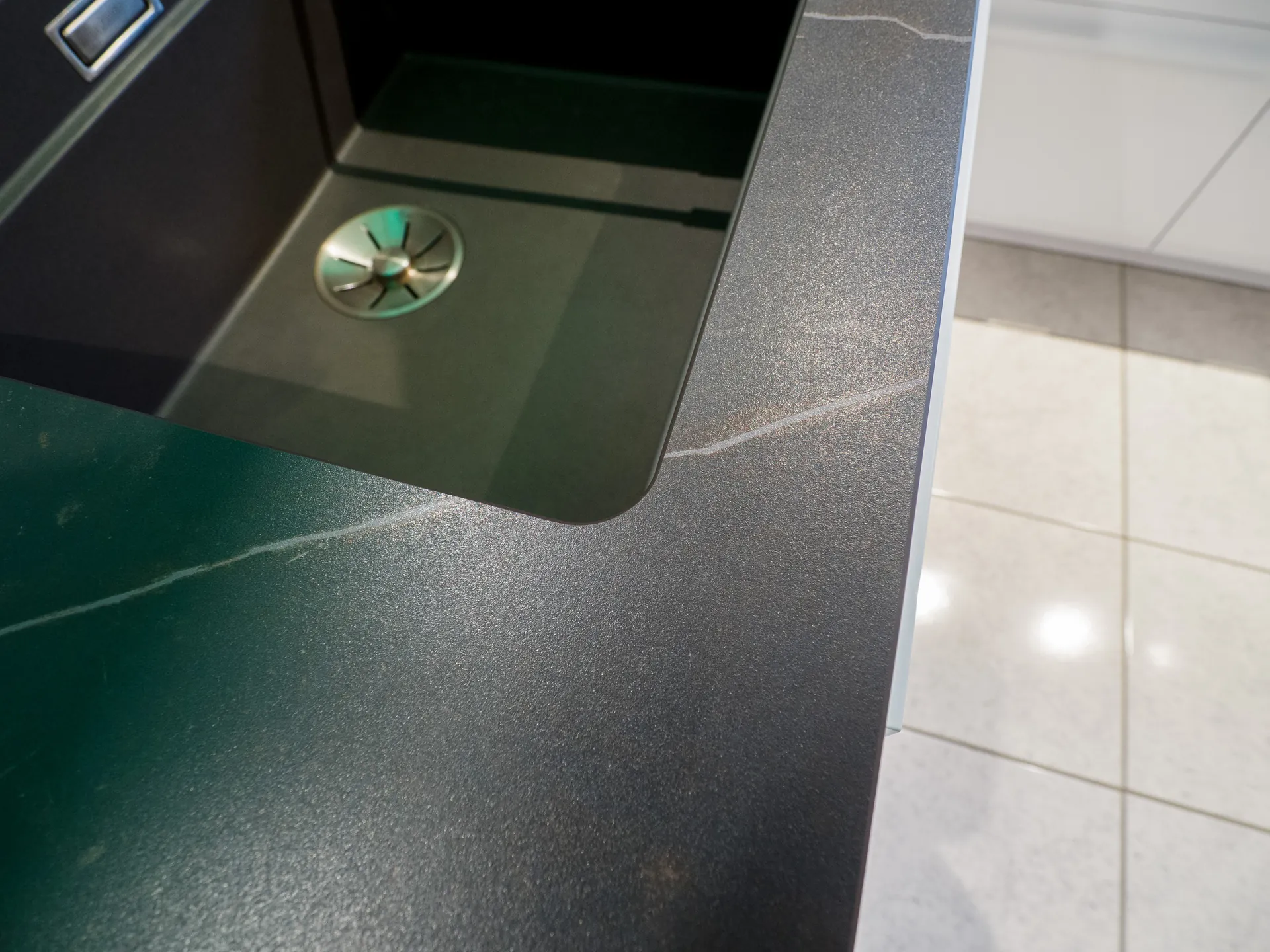 Designküche – Leicht Küche Arktisweiß mit Dekton-Arbeitsplatte