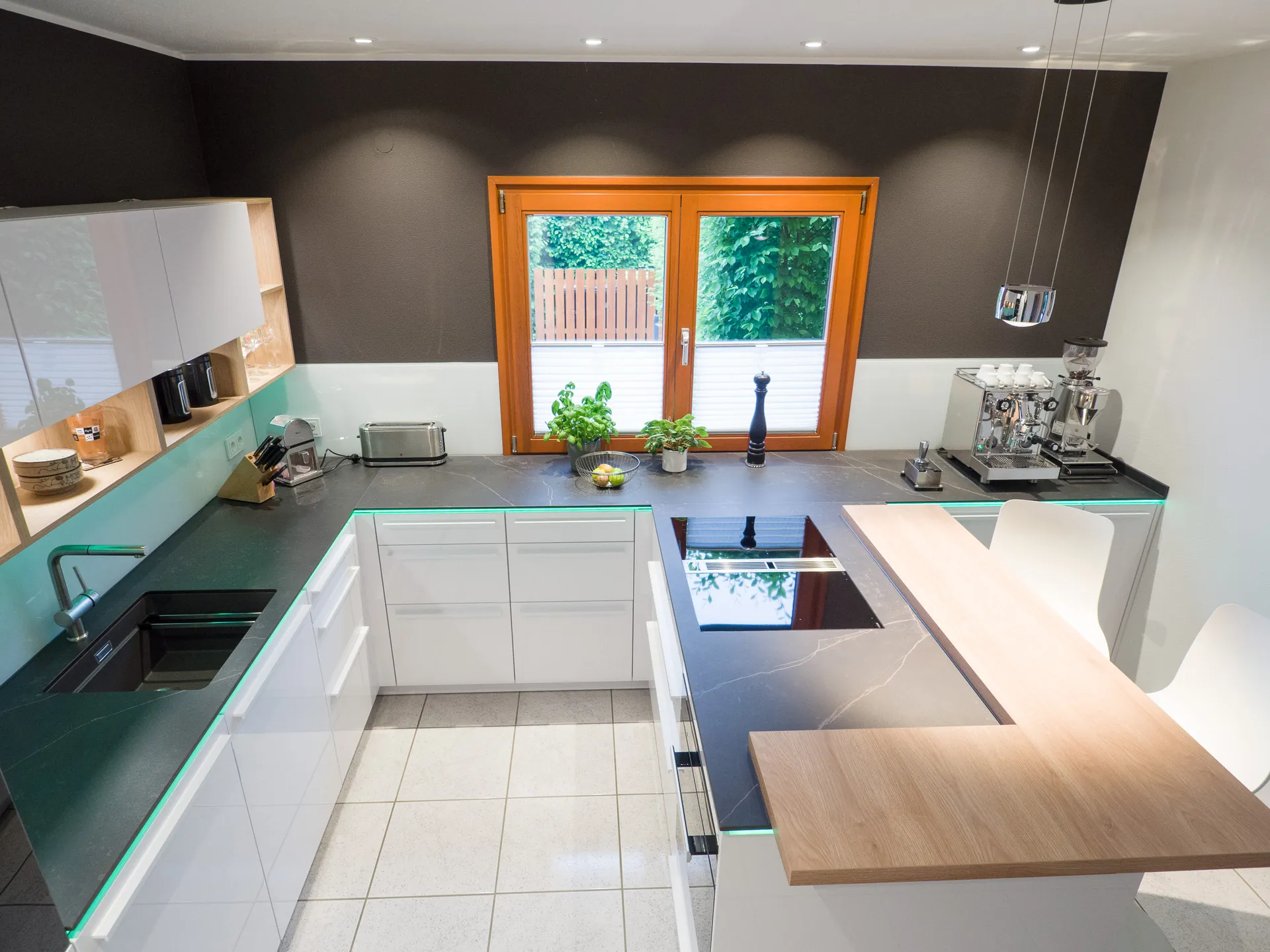 Designküche – Leicht Küche Arktisweiß mit Dekton-Arbeitsplatte