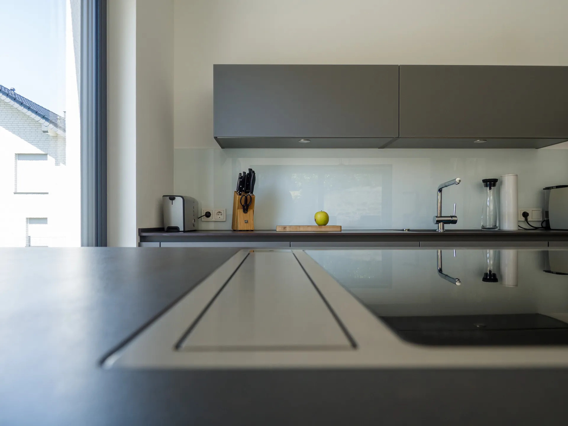 Designküche – Häcker Küche in Lavagrau mit Dekton-Arbeitsplatte
