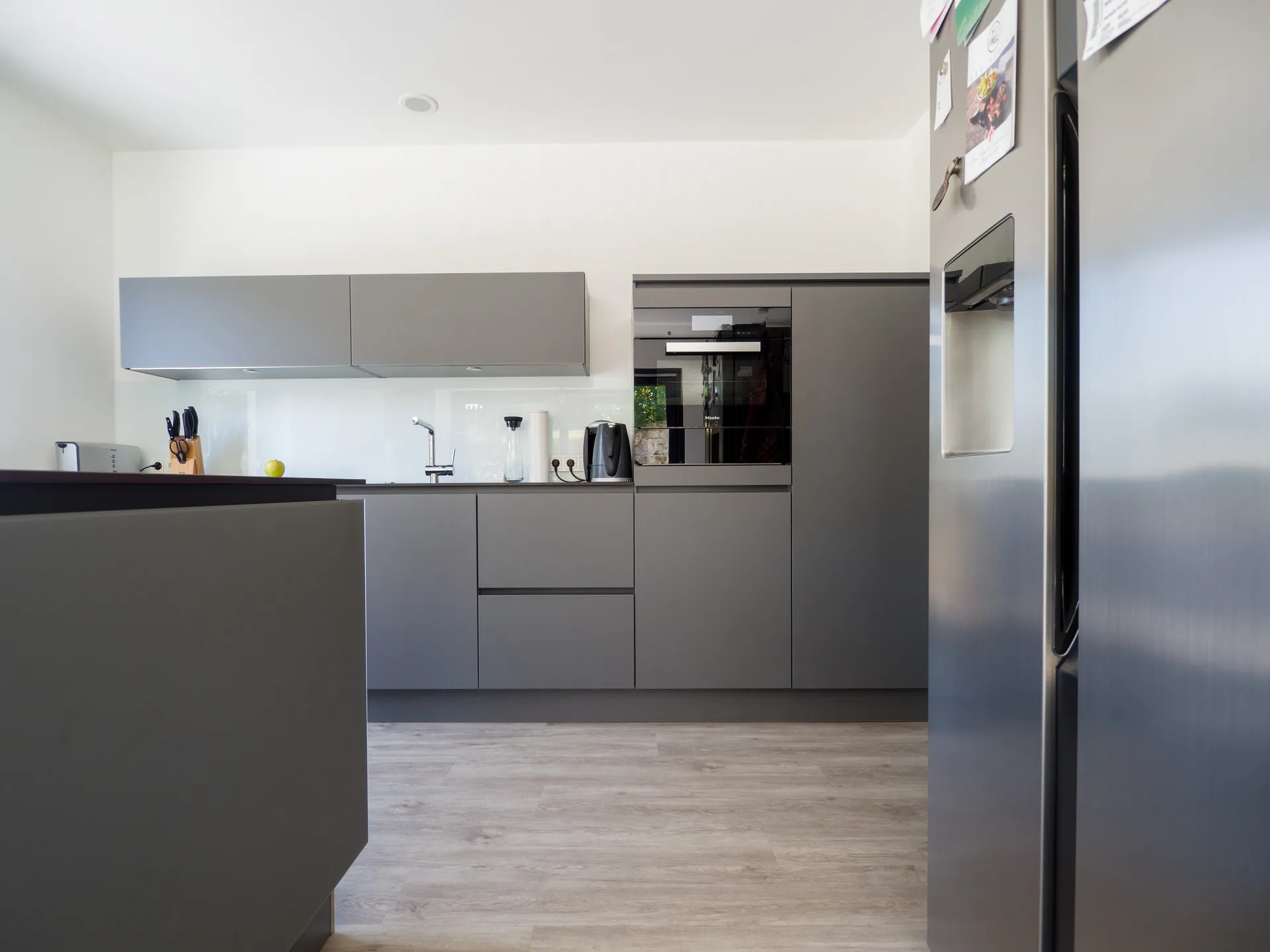 Designküche – Häcker Küche in Lavagrau mit Dekton-Arbeitsplatte