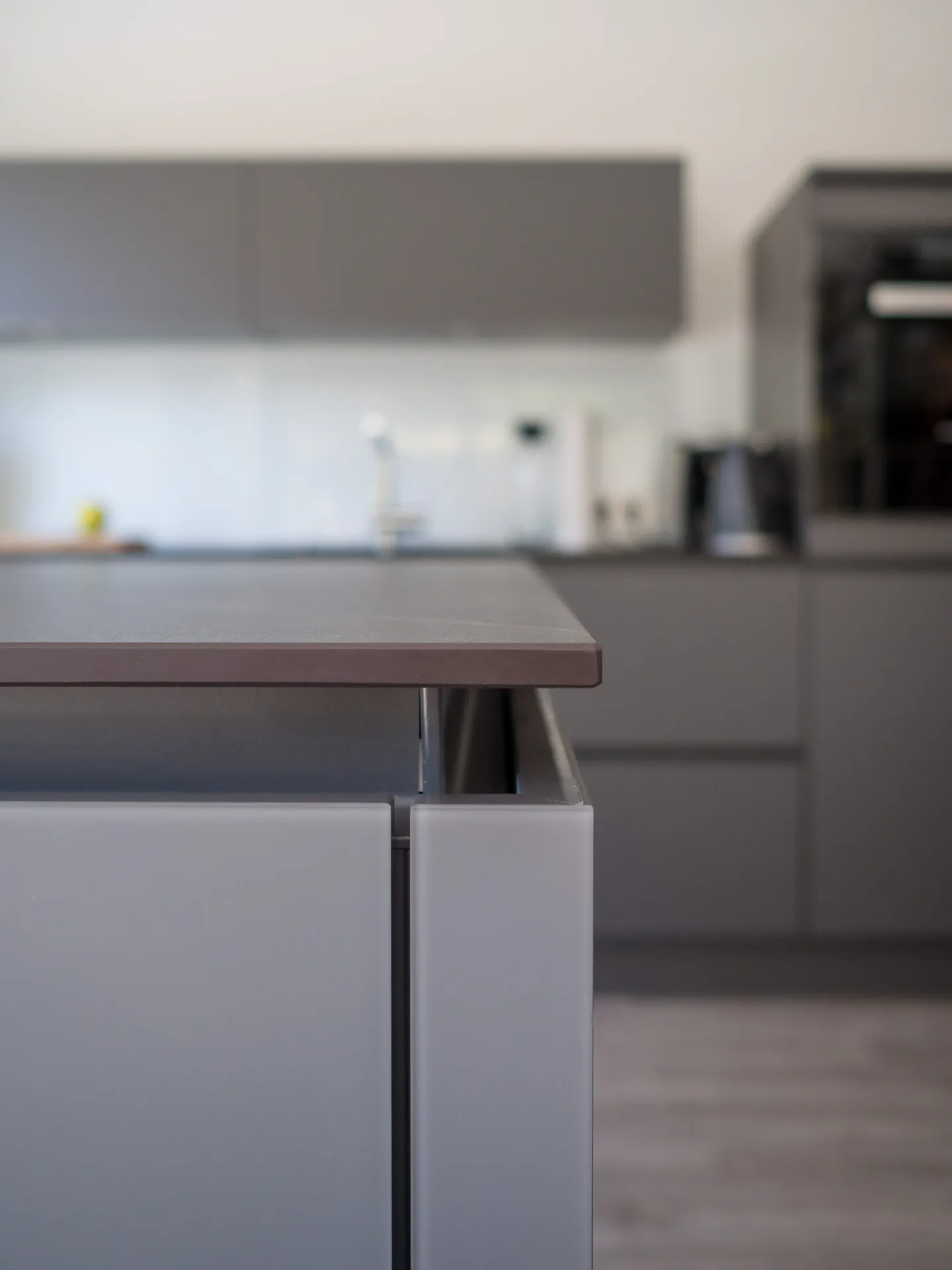 Designküche – Häcker Küche in Lavagrau mit Dekton-Arbeitsplatte