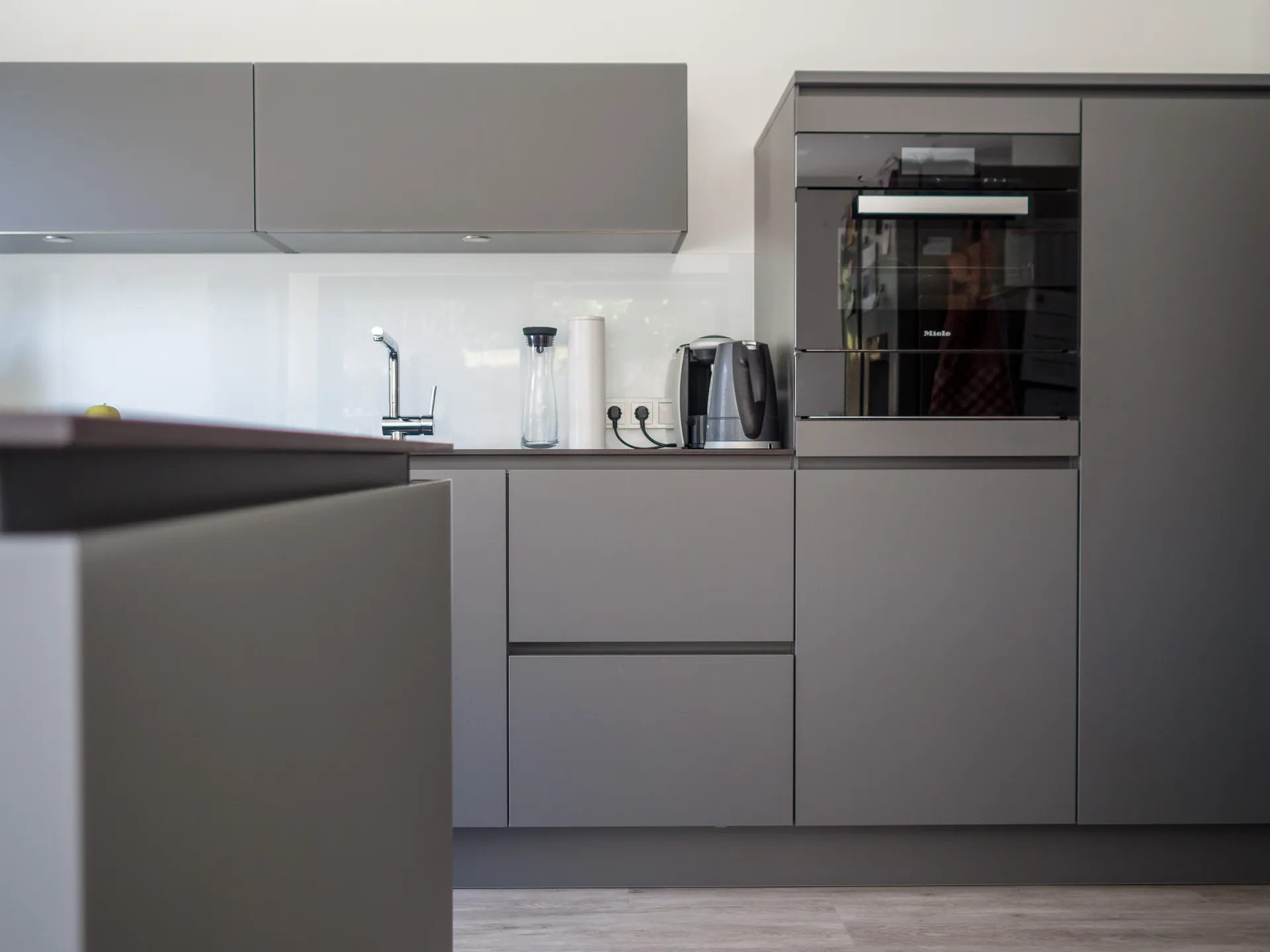 Designküche – Häcker Küche in Lavagrau mit Dekton-Arbeitsplatte