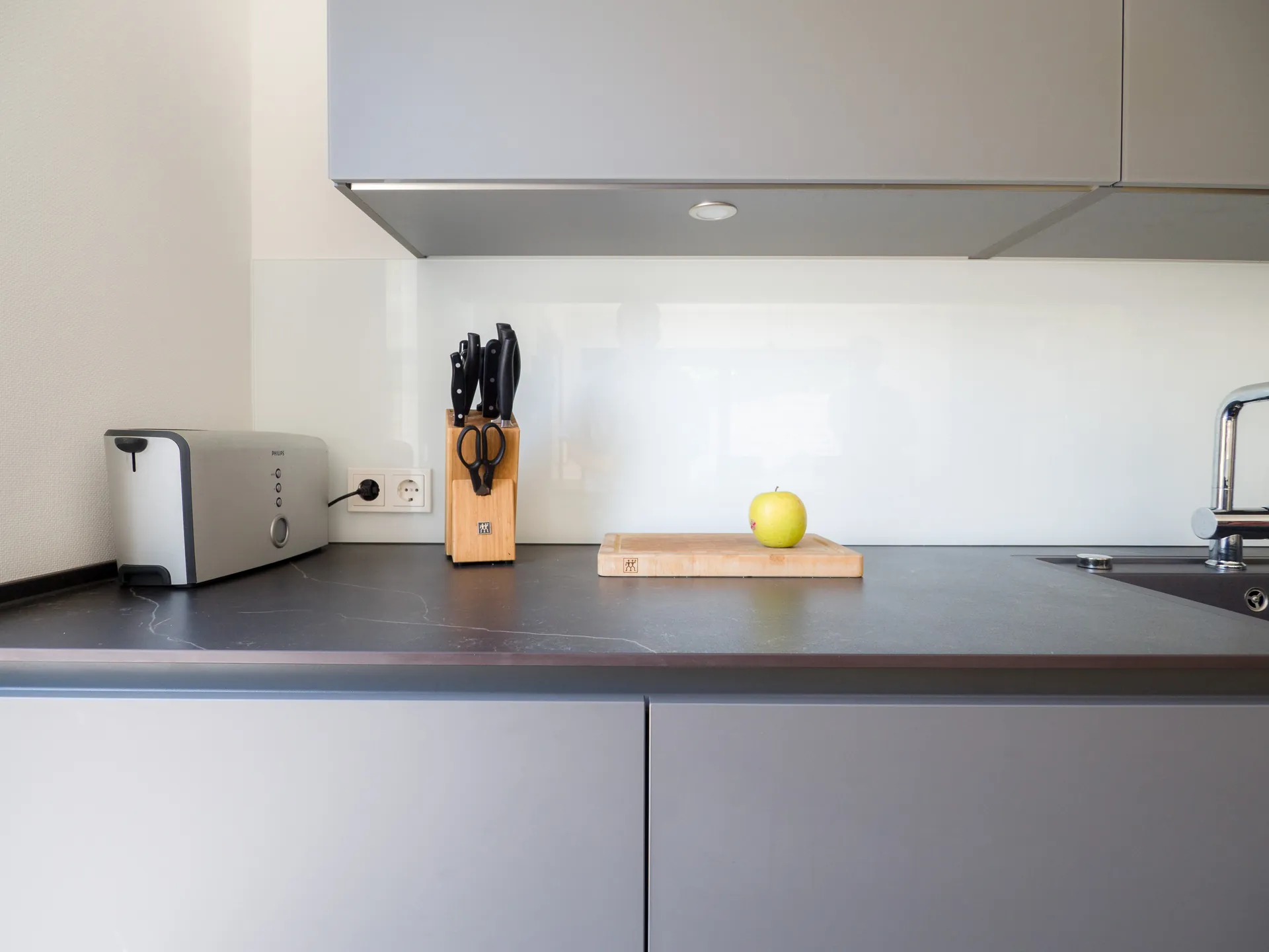 Designküche – Häcker Küche in Lavagrau mit Dekton-Arbeitsplatte