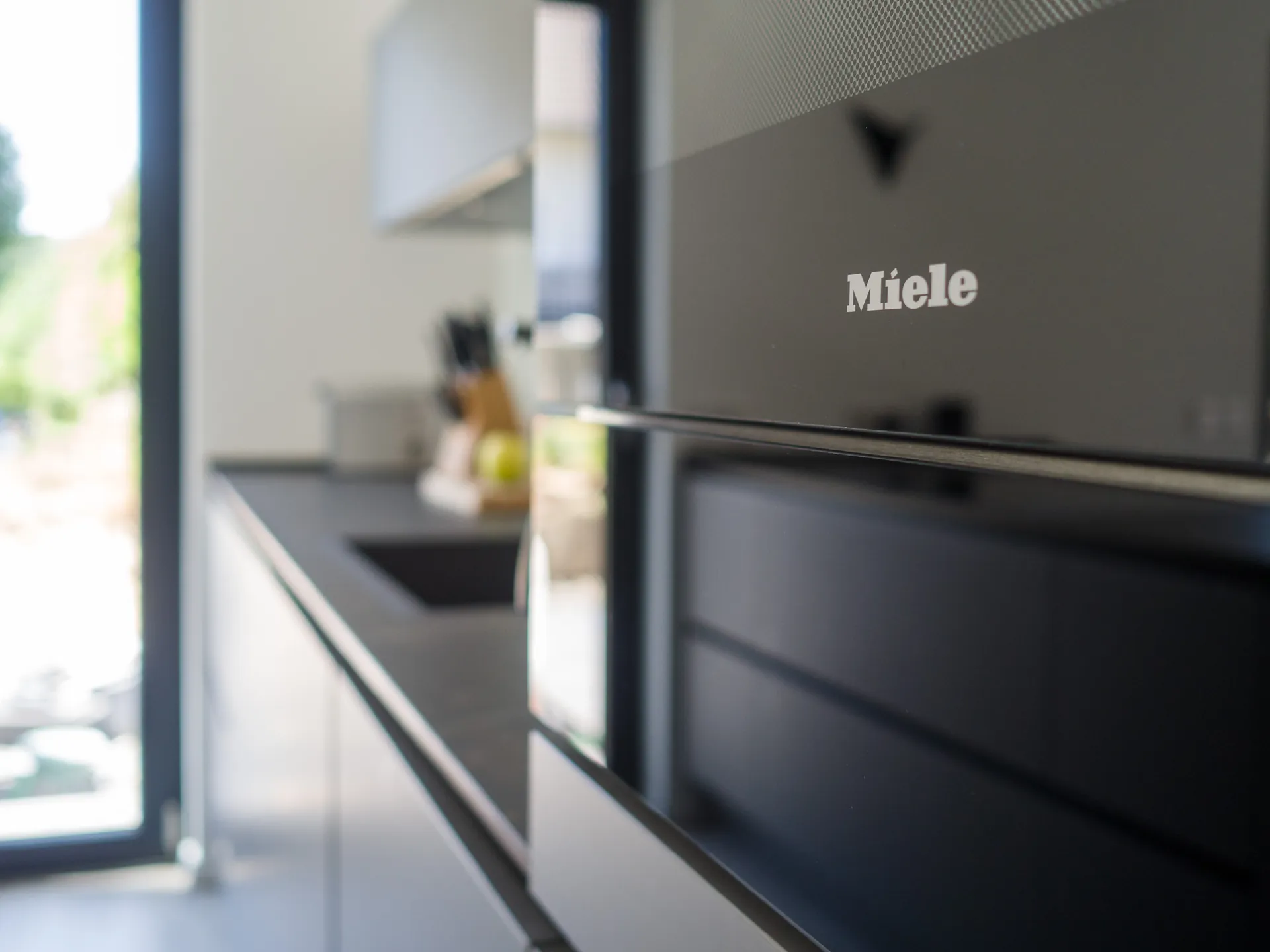 Designküche – Häcker Küche in Lavagrau mit Dekton-Arbeitsplatte