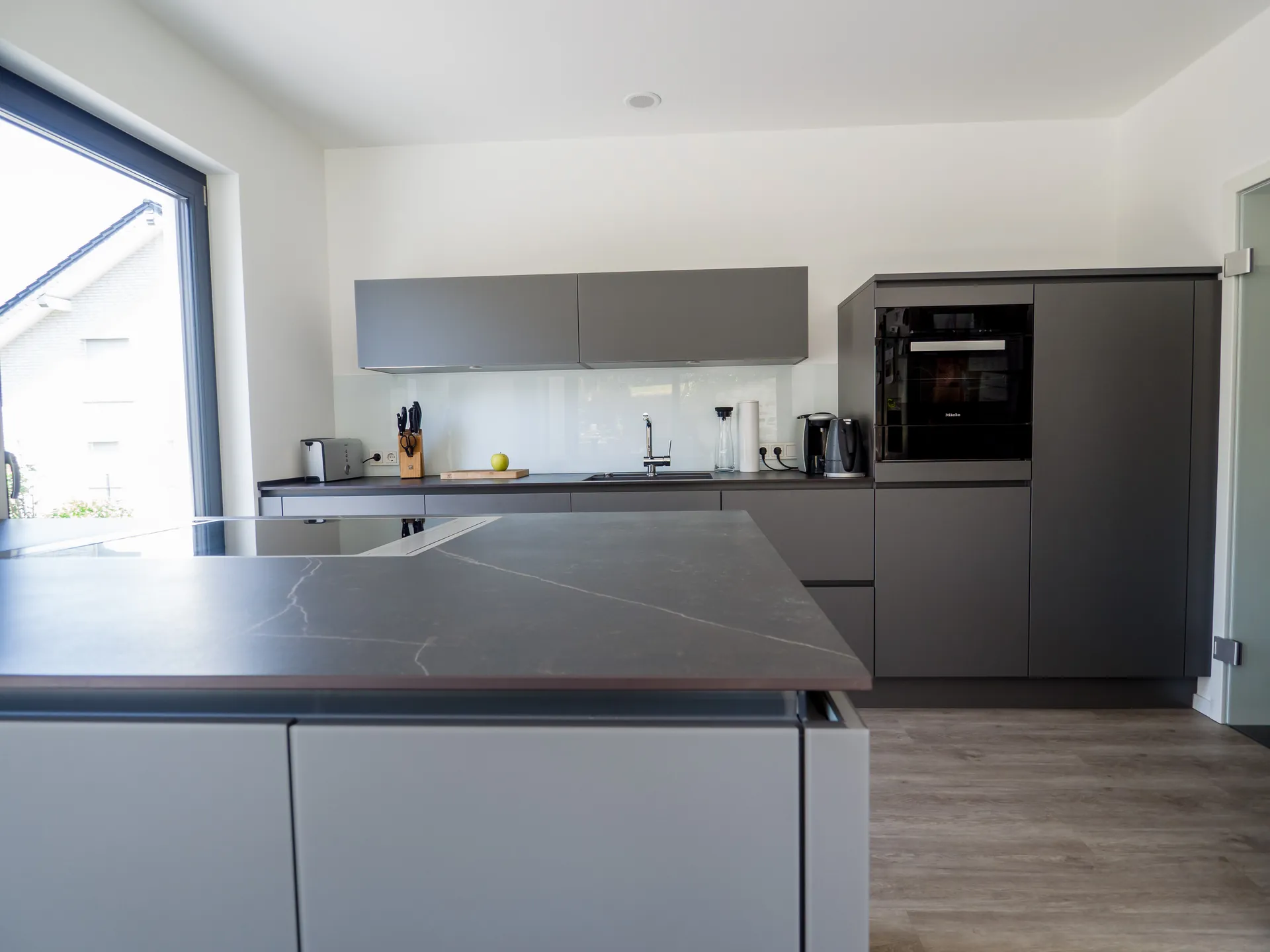 Designküche – Häcker Küche in Lavagrau mit Dekton-Arbeitsplatte