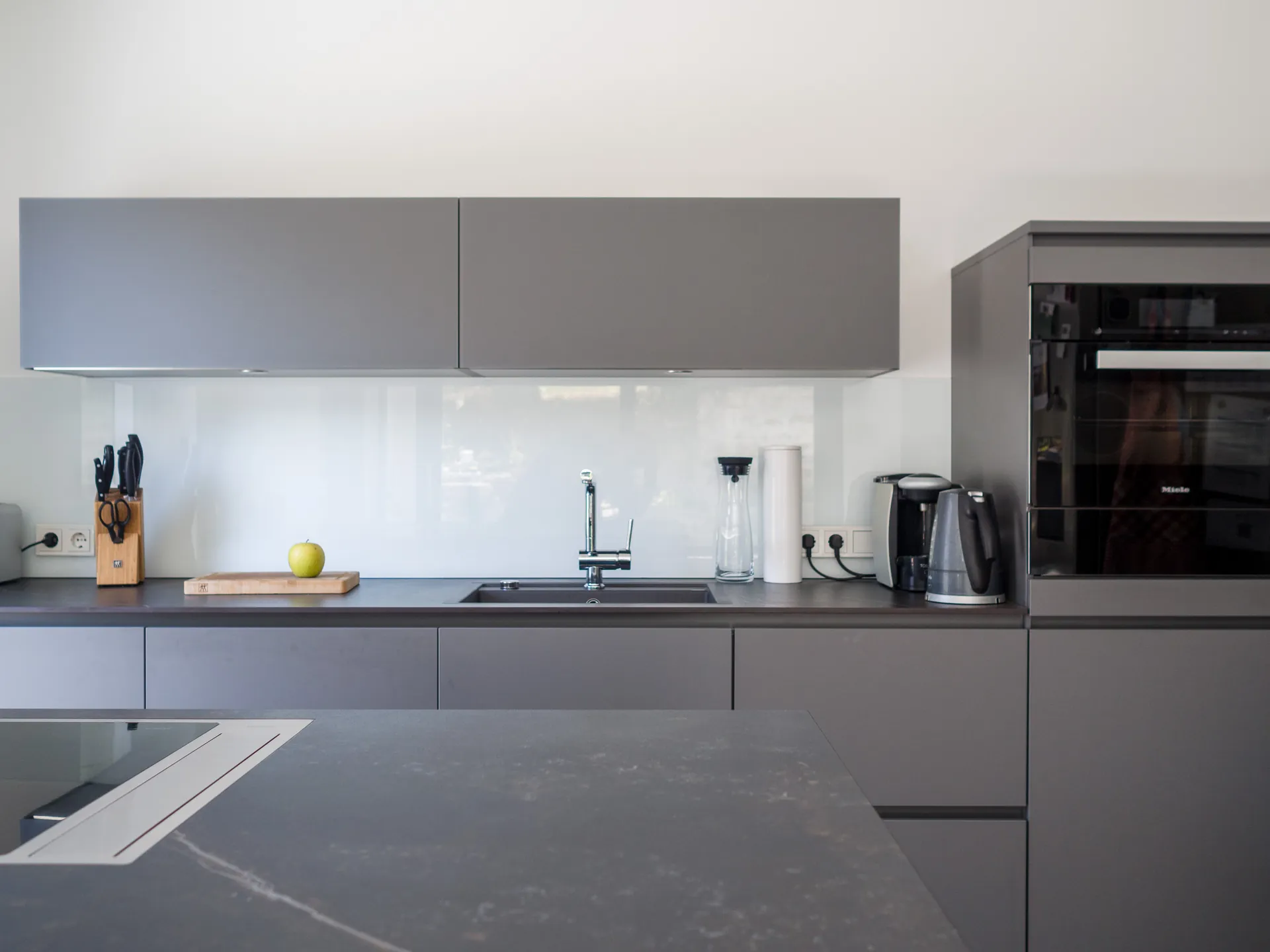 Designküche – Häcker Küche in Lavagrau mit Dekton-Arbeitsplatte