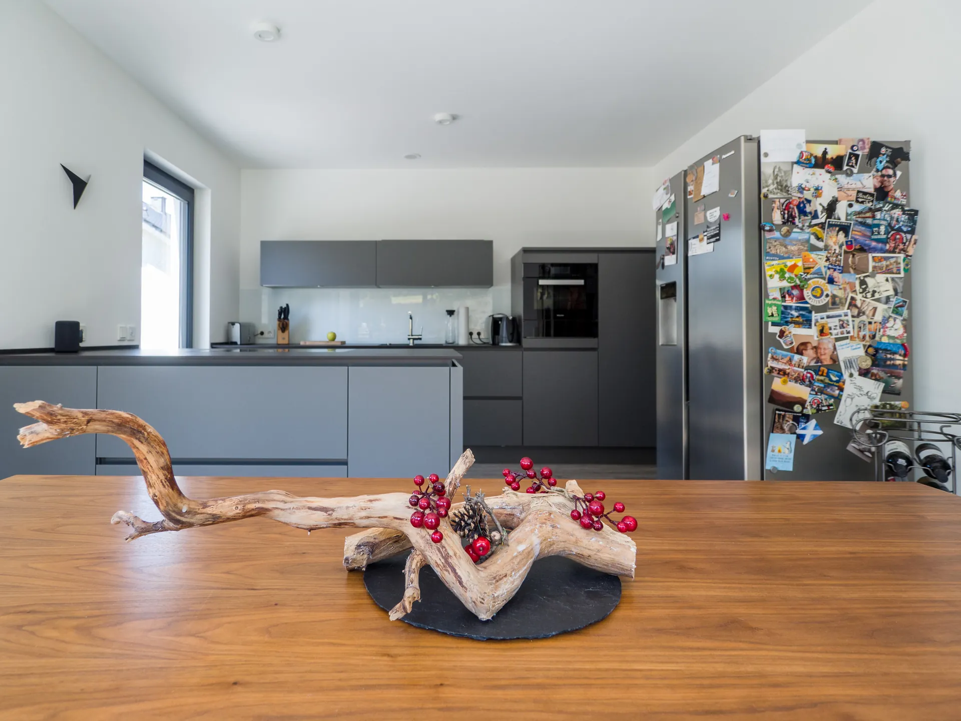 Designküche – Häcker Küche in Lavagrau mit Dekton-Arbeitsplatte