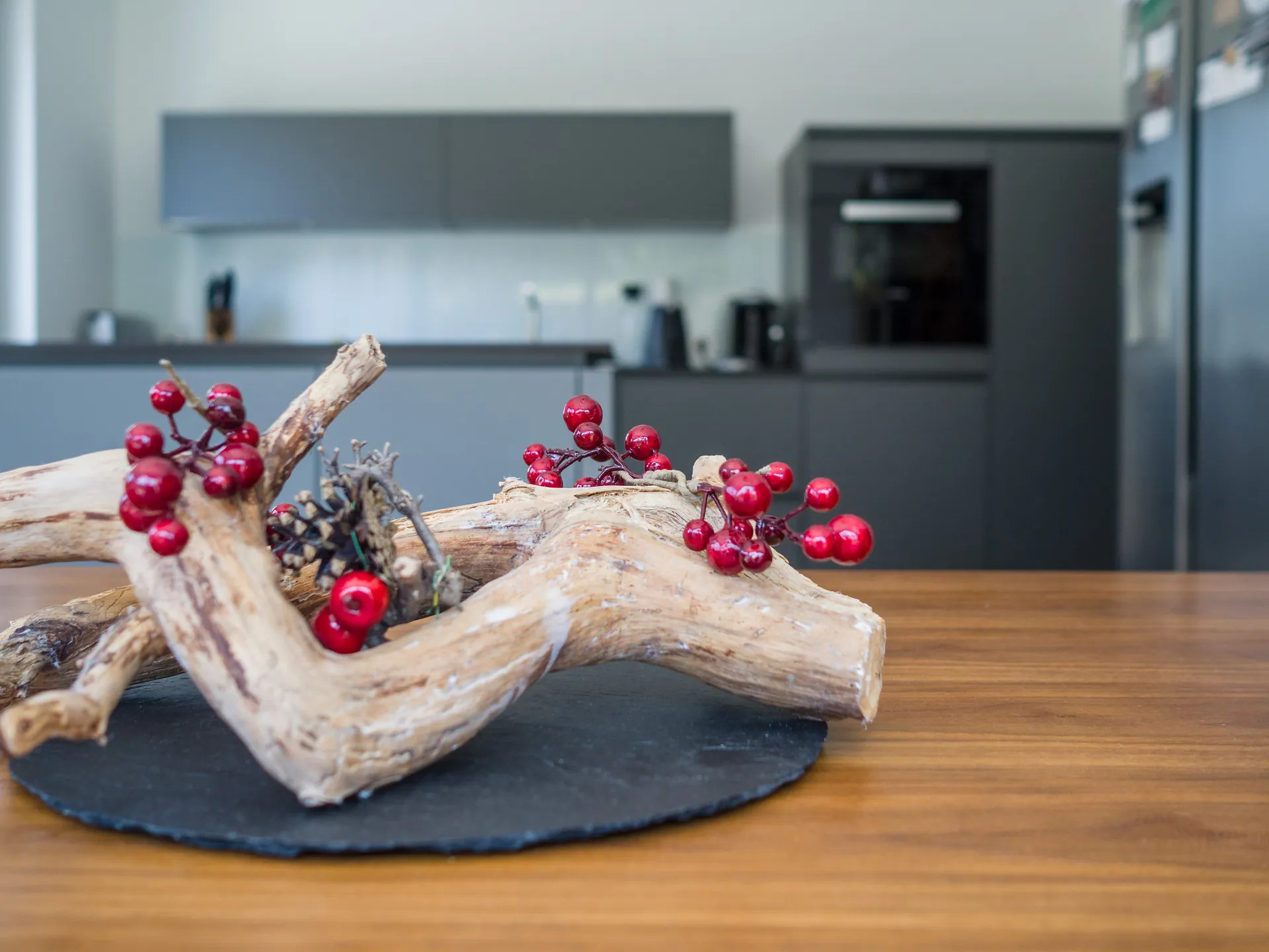 Designküche – Häcker Küche in Lavagrau mit Dekton-Arbeitsplatte