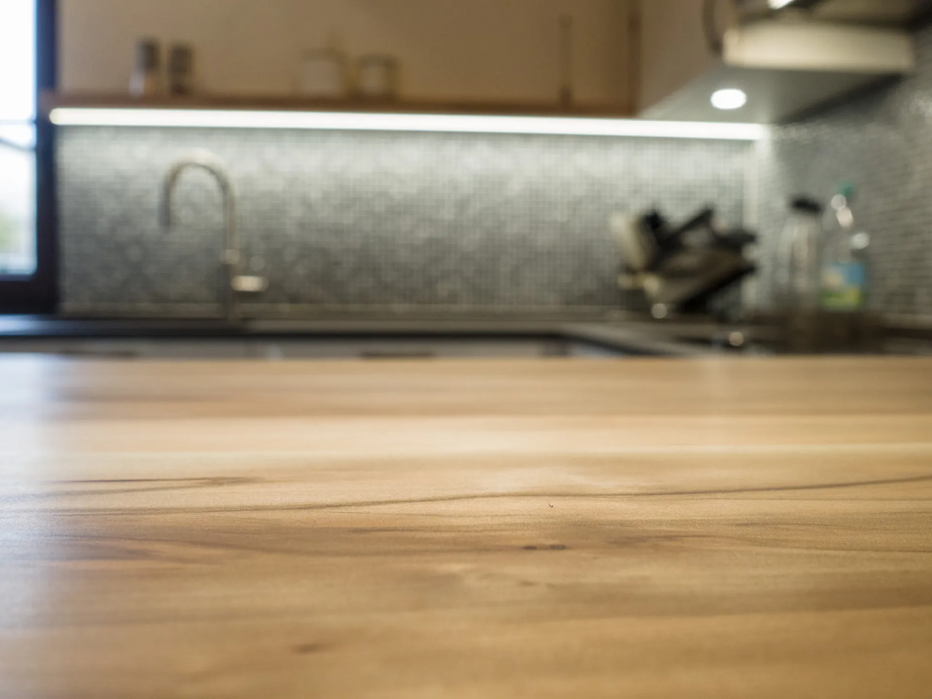 Landhausküche – Häcker Systemat Küche in Weiß Hochglanz mit Marmortex