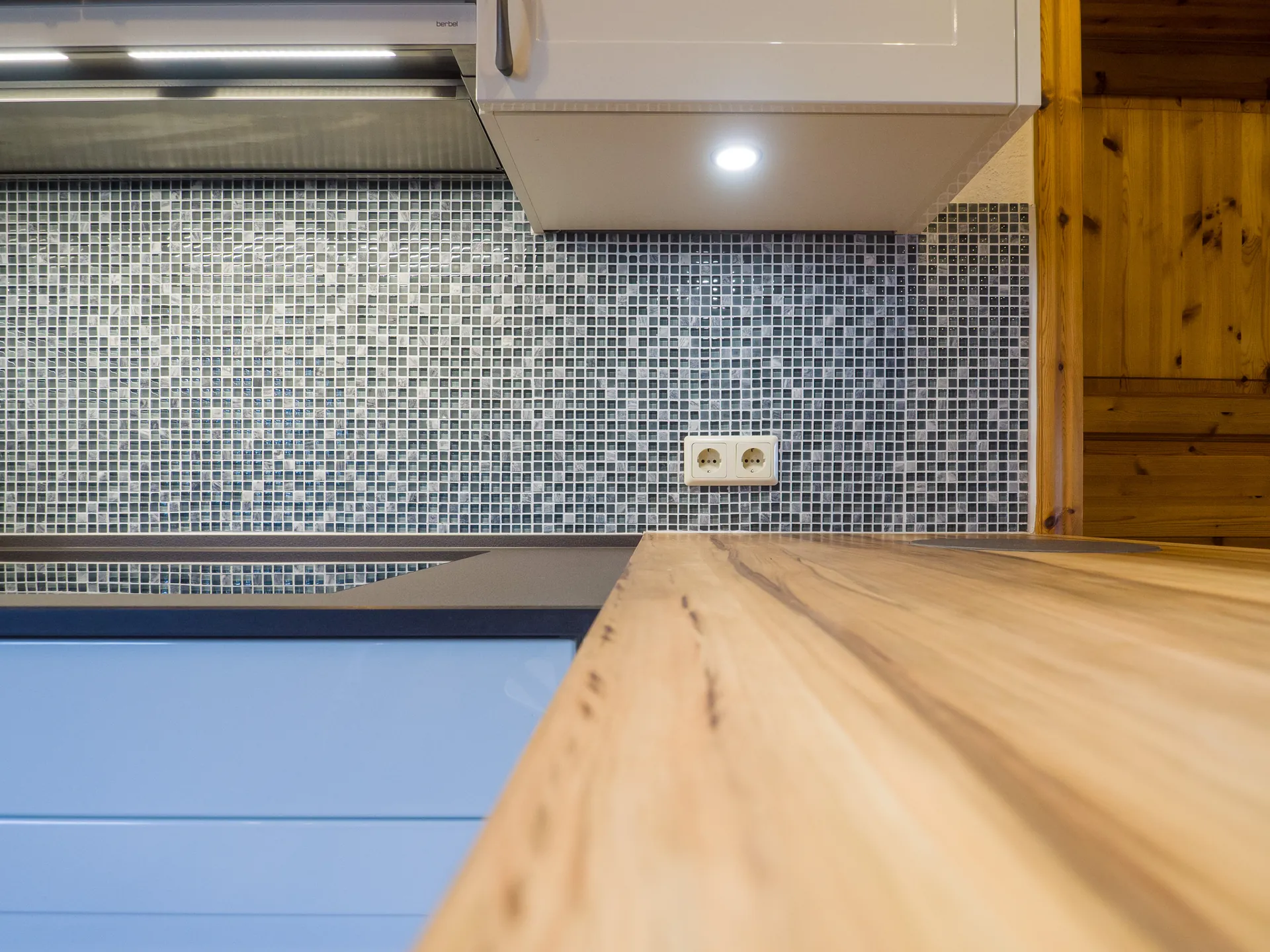Landhausküche – Häcker Systemat Küche in Weiß Hochglanz mit Marmortex