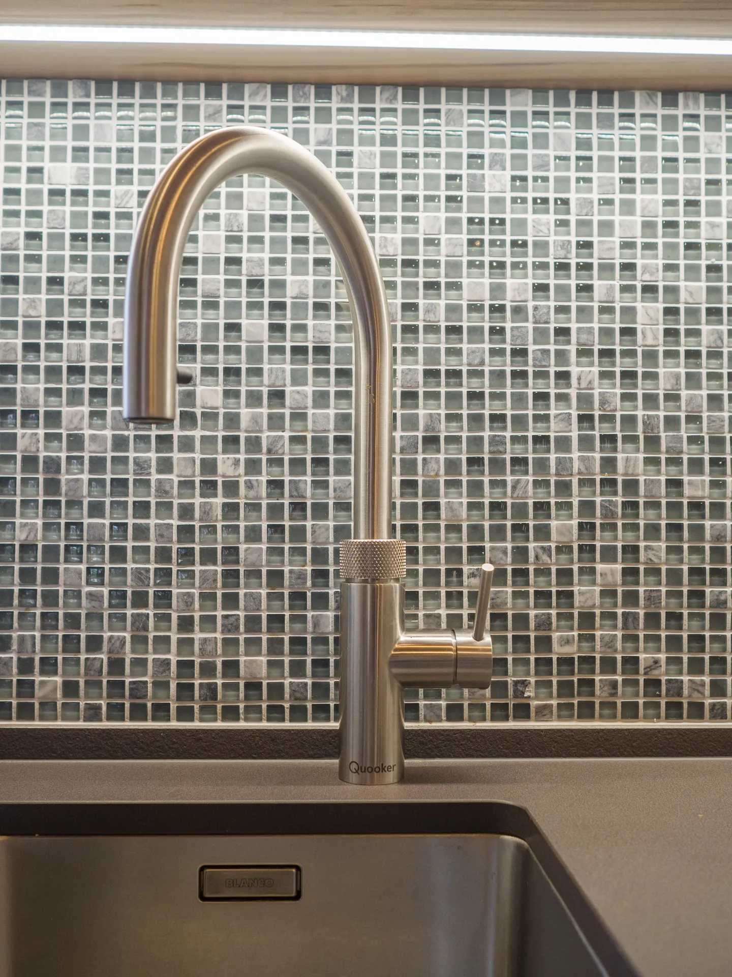 Landhausküche – Häcker Systemat Küche in Weiß Hochglanz mit Marmortex