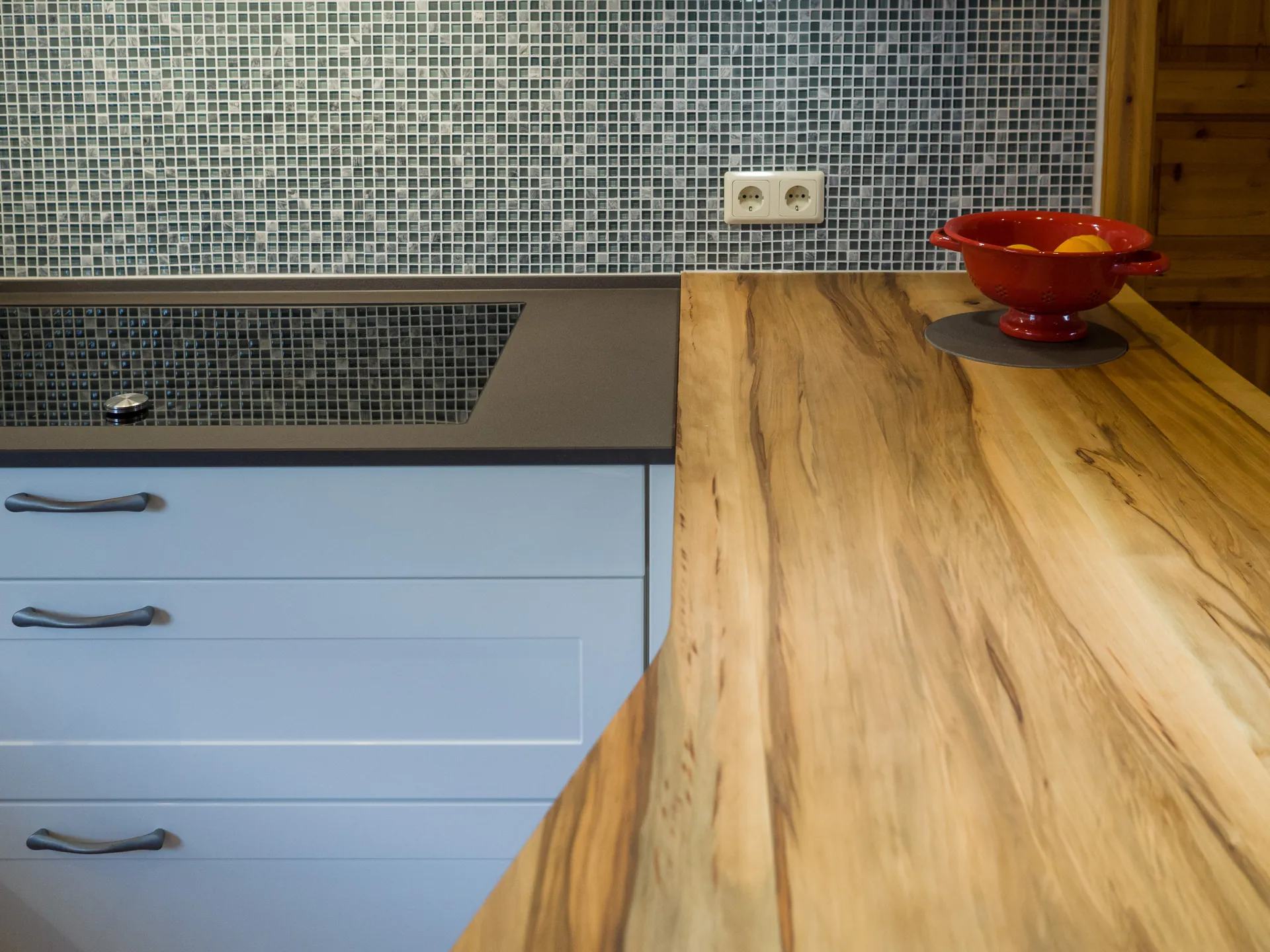 Landhausküche – Häcker Systemat Küche in Weiß Hochglanz mit Marmortex