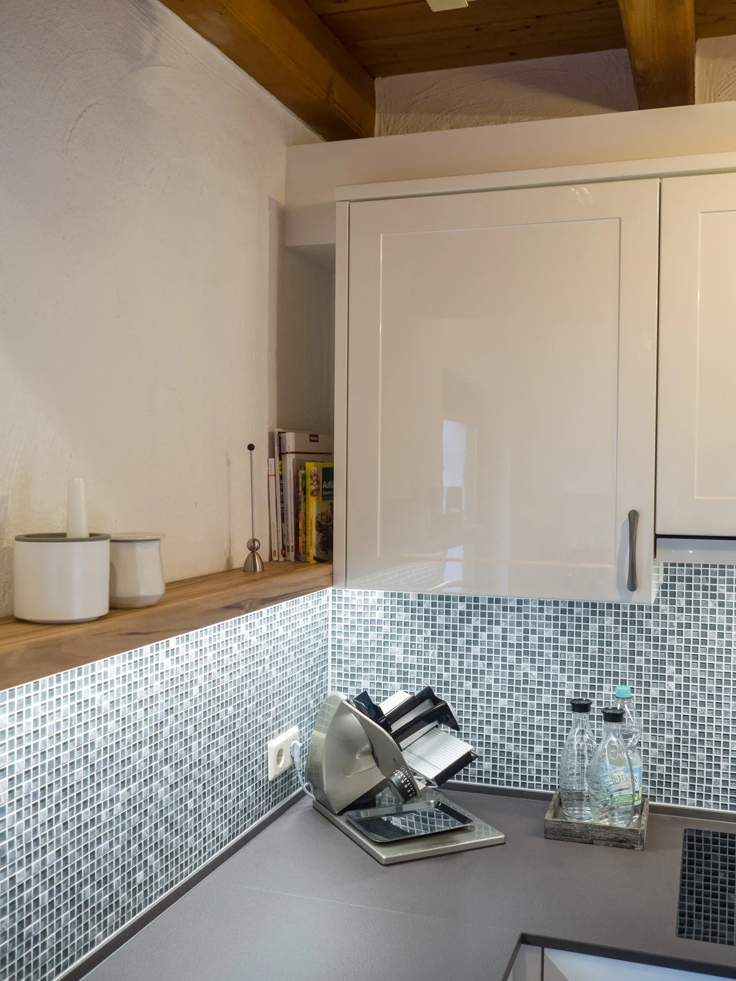 Landhausküche – Häcker Systemat Küche in Weiß Hochglanz mit Marmortex