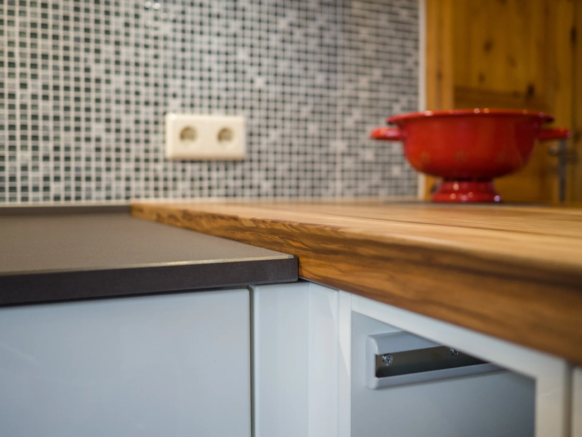 Landhausküche – Häcker Systemat Küche in Weiß Hochglanz mit Marmortex