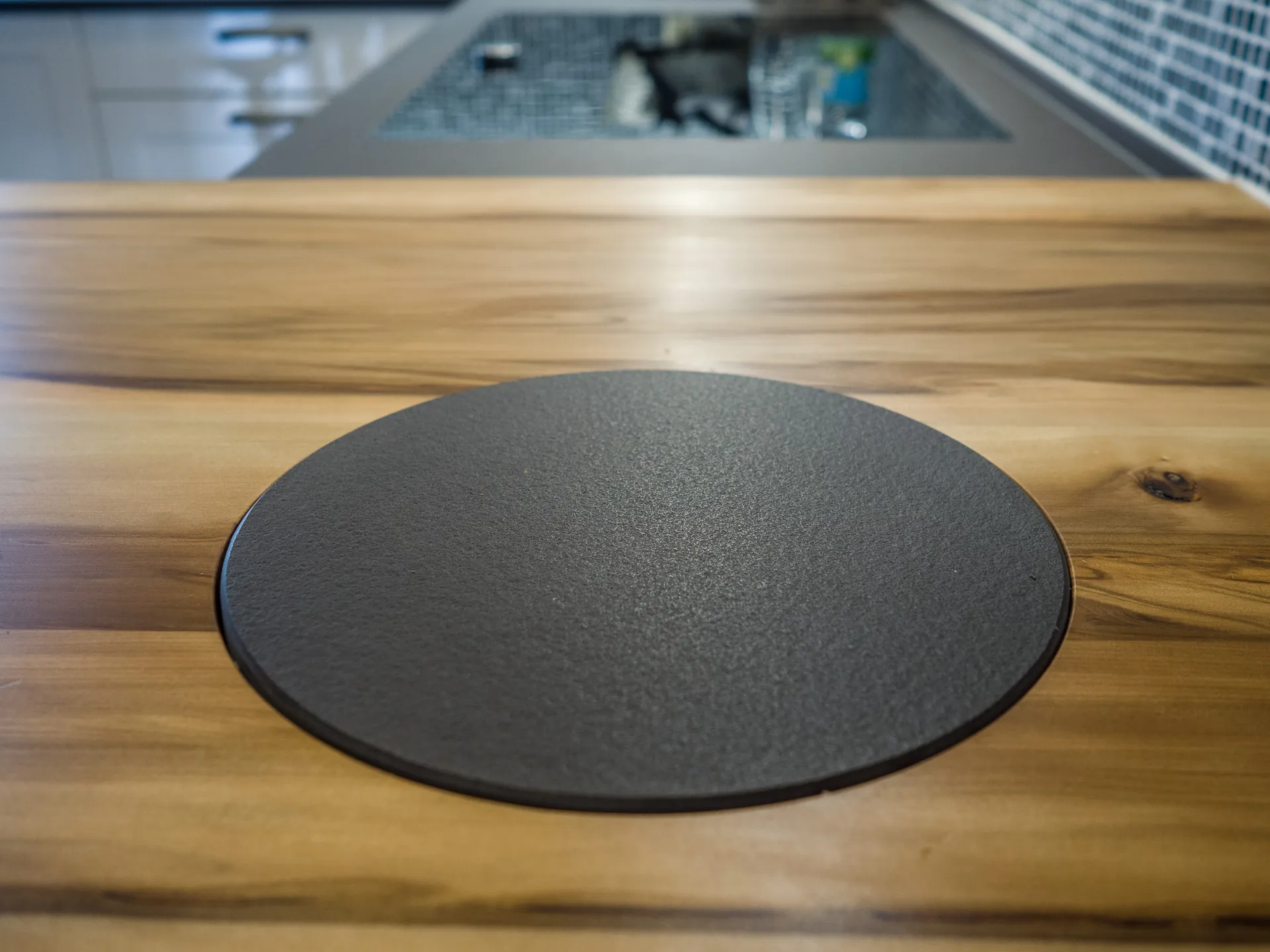 Landhausküche – Häcker Systemat Küche in Weiß Hochglanz mit Marmortex