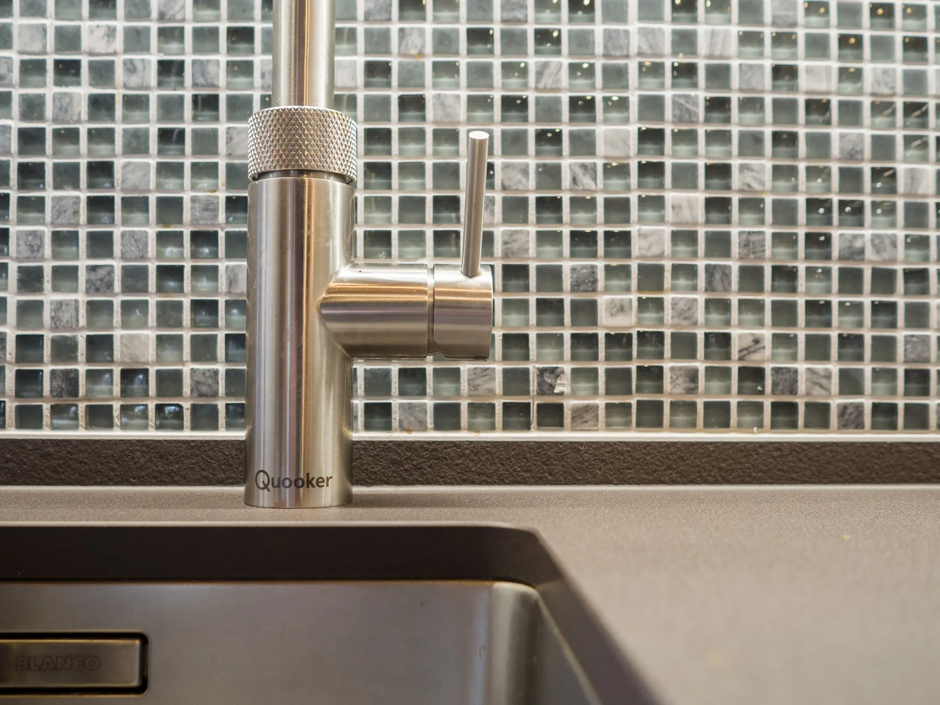 Landhausküche – Häcker Systemat Küche in Weiß Hochglanz mit Marmortex