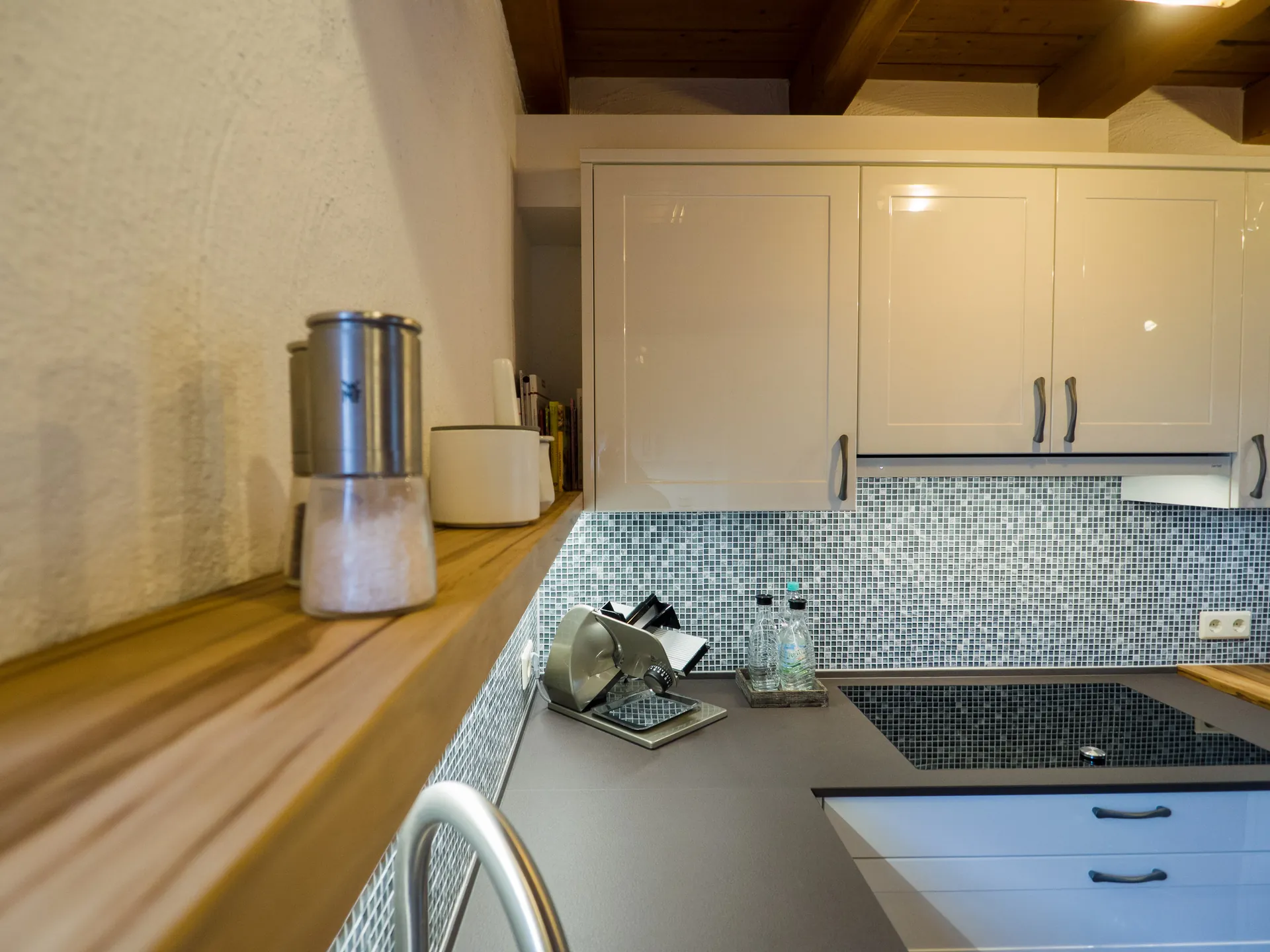 Landhausküche – Häcker Systemat Küche in Weiß Hochglanz mit Marmortex