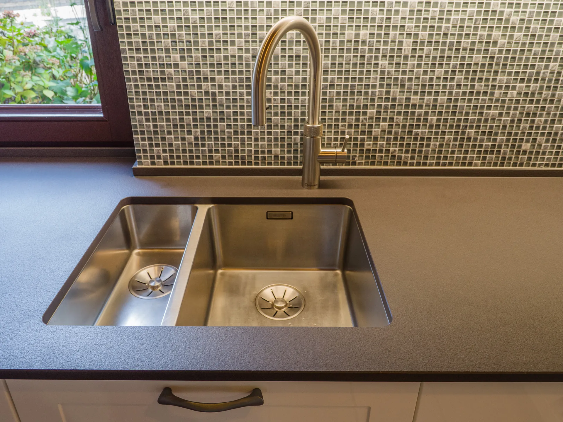 Landhausküche – Häcker Systemat Küche in Weiß Hochglanz mit Marmortex