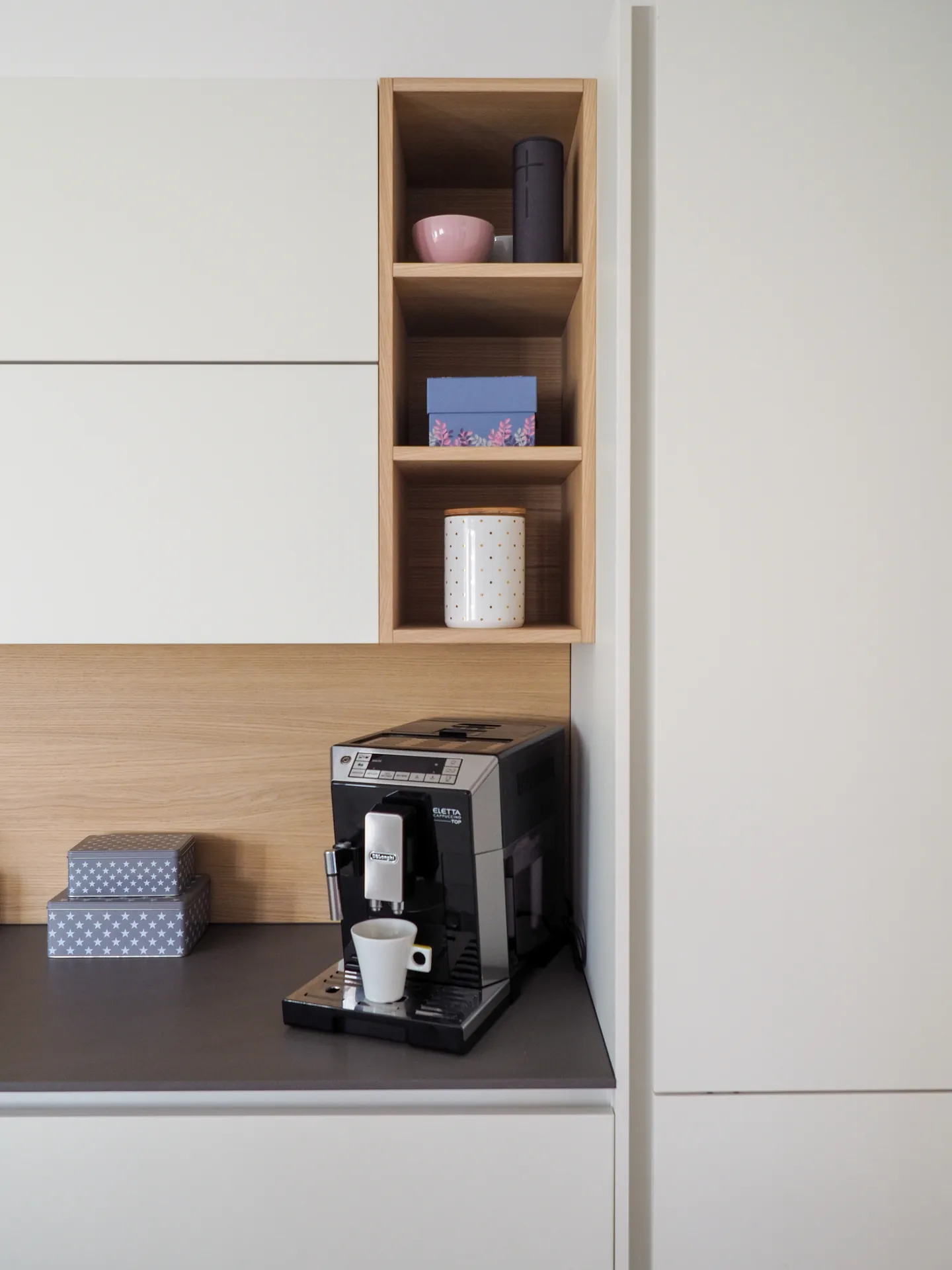 Designküche in Weiß – Häcker Küche grifflos in Weiß matt