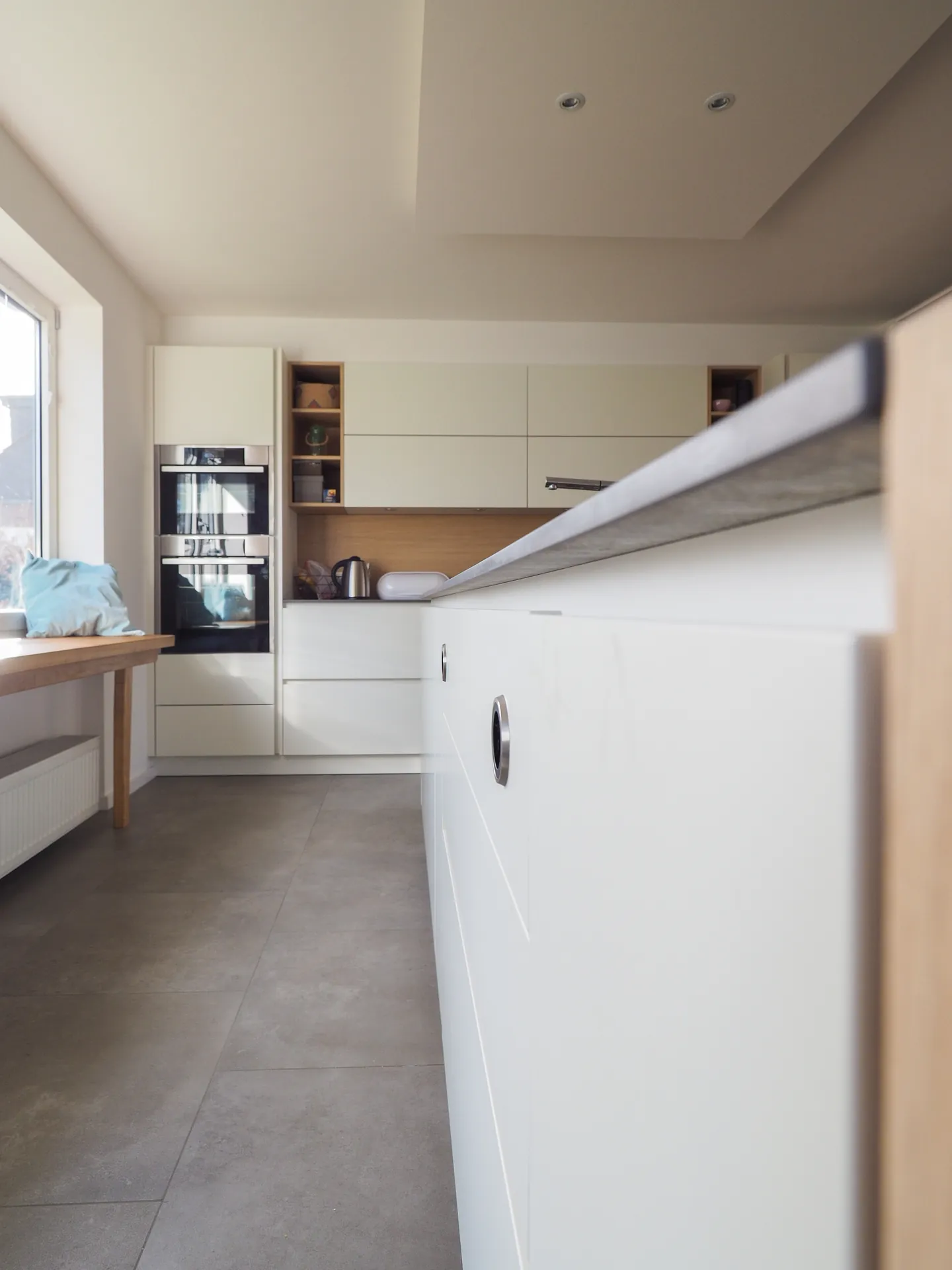 Designküche in Weiß – Häcker Küche grifflos in Weiß matt