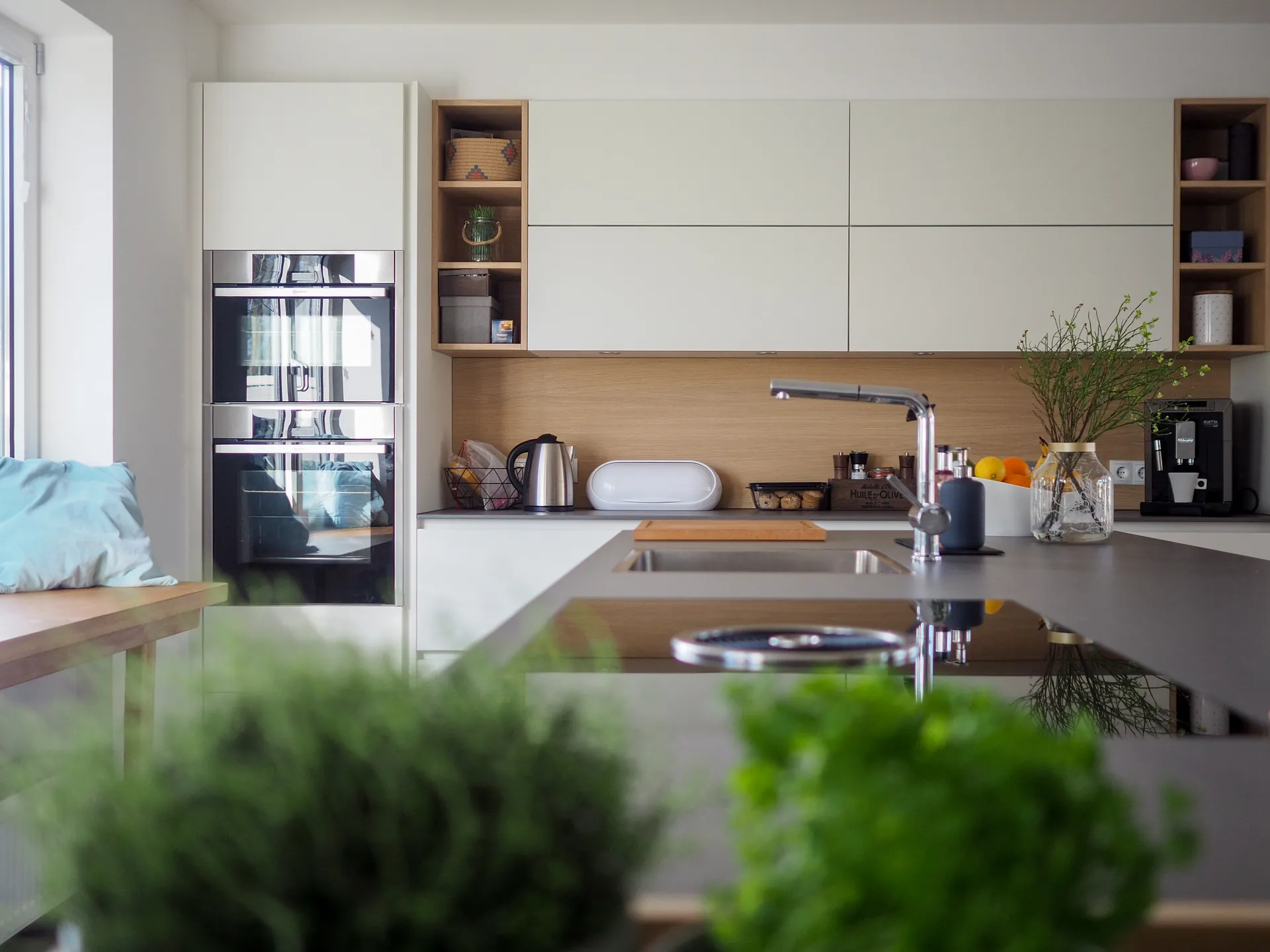 Designküche in Weiß – Häcker Küche grifflos in Weiß matt