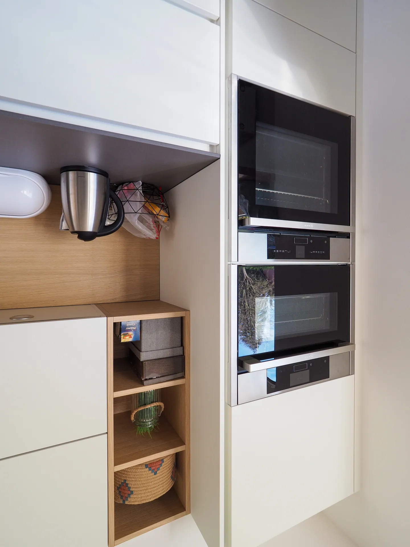 Designküche in Weiß – Häcker Küche grifflos in Weiß matt