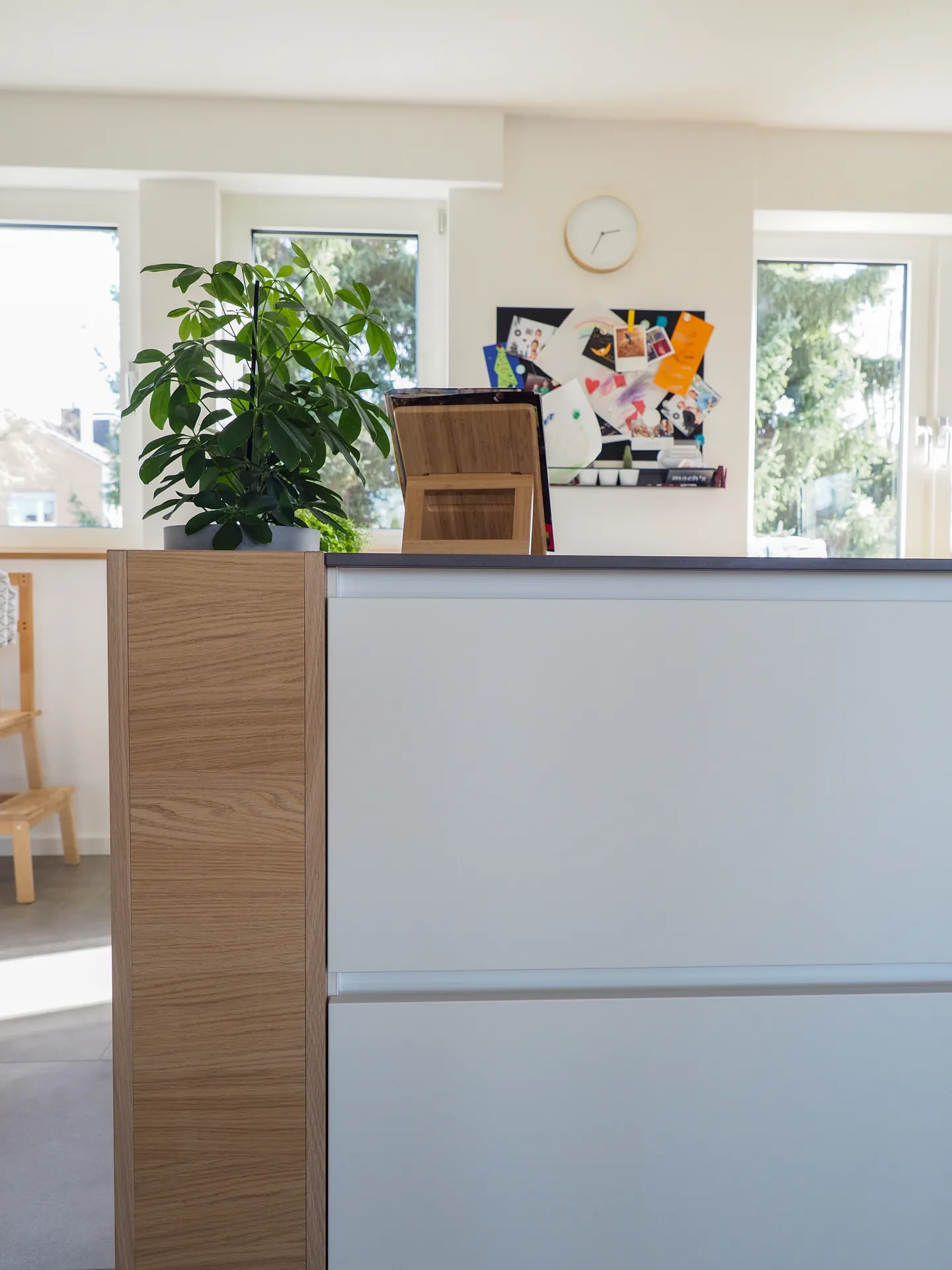 Designküche in Weiß – Häcker Küche grifflos in Weiß matt