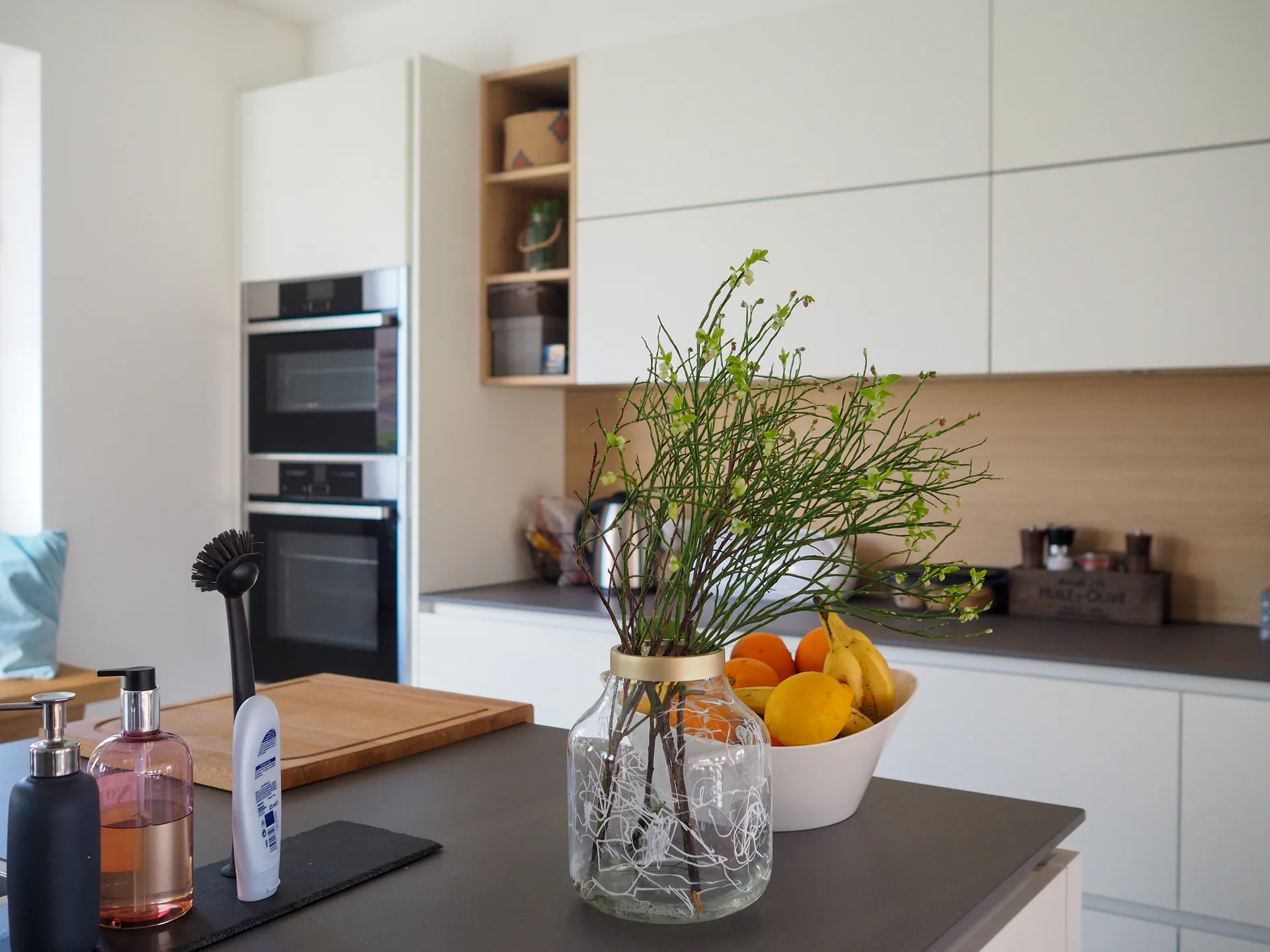 Designküche in Weiß – Häcker Küche grifflos in Weiß matt