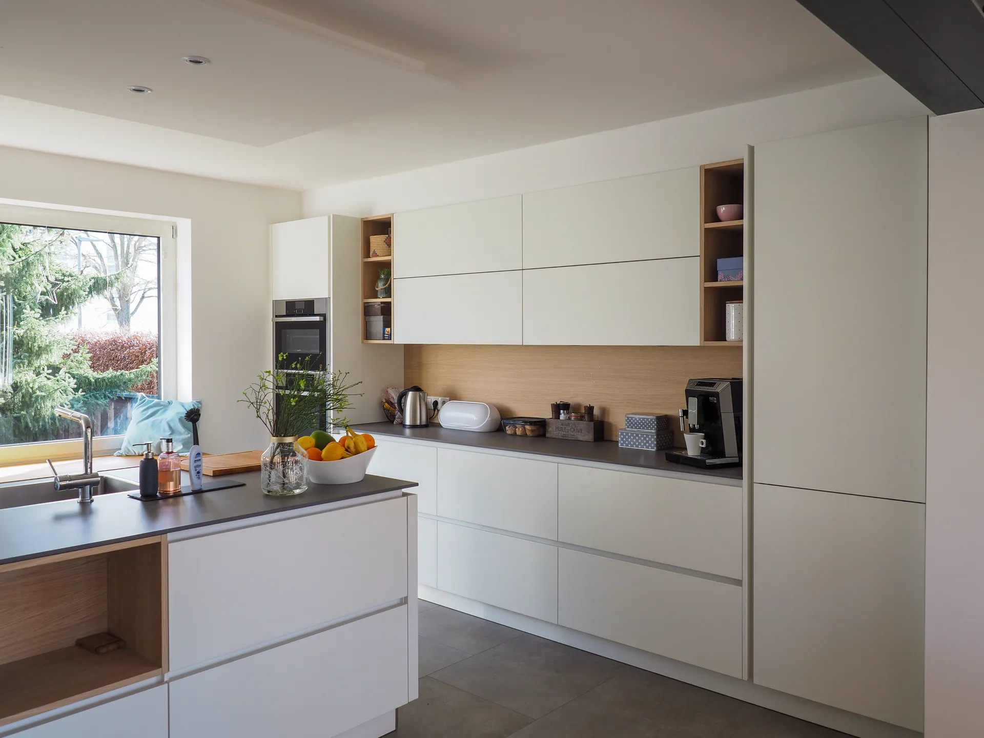 Designküche in Weiß – Häcker Küche grifflos in Weiß matt
