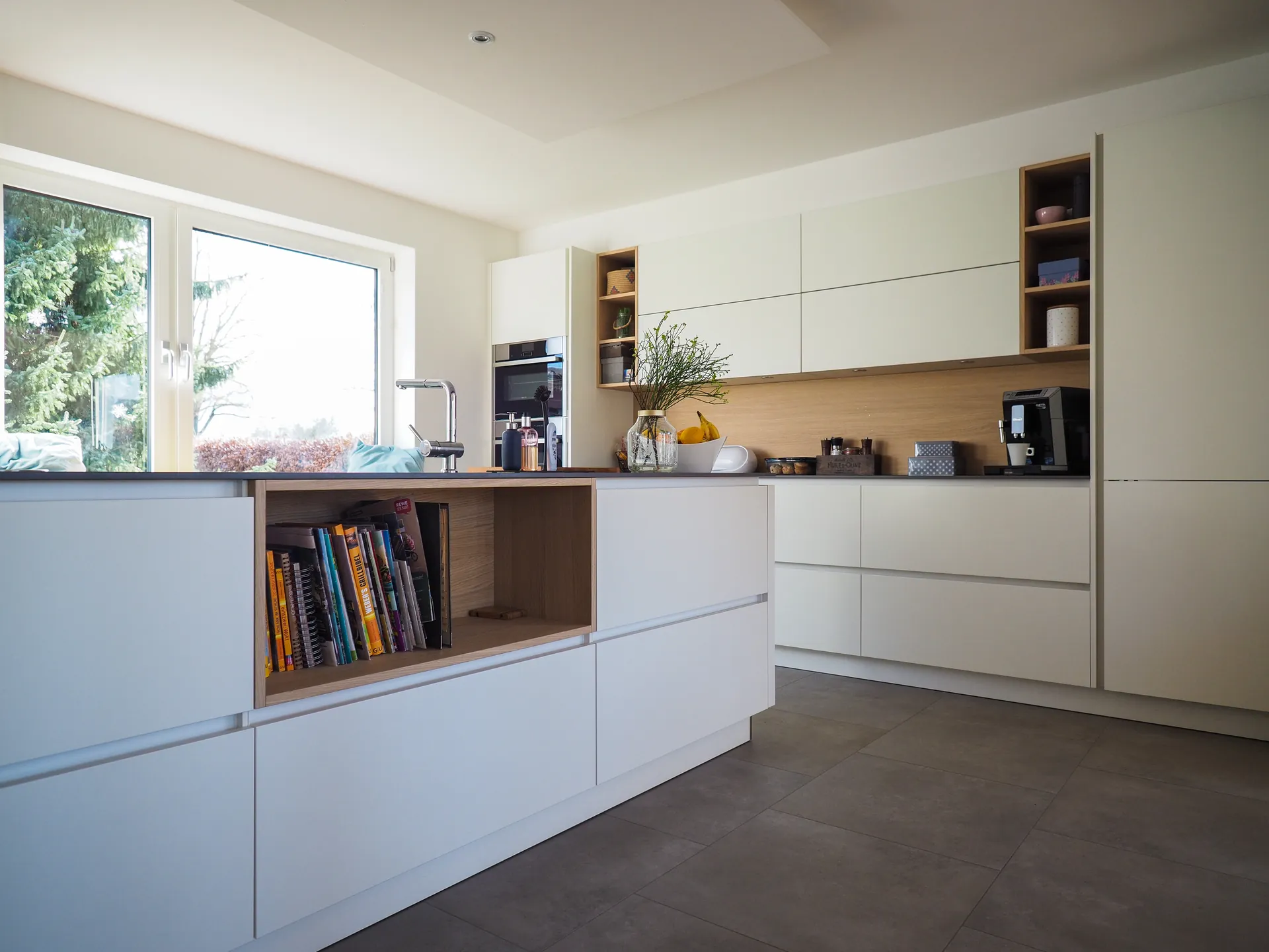 Designküche in Weiß – Häcker Küche grifflos in Weiß matt