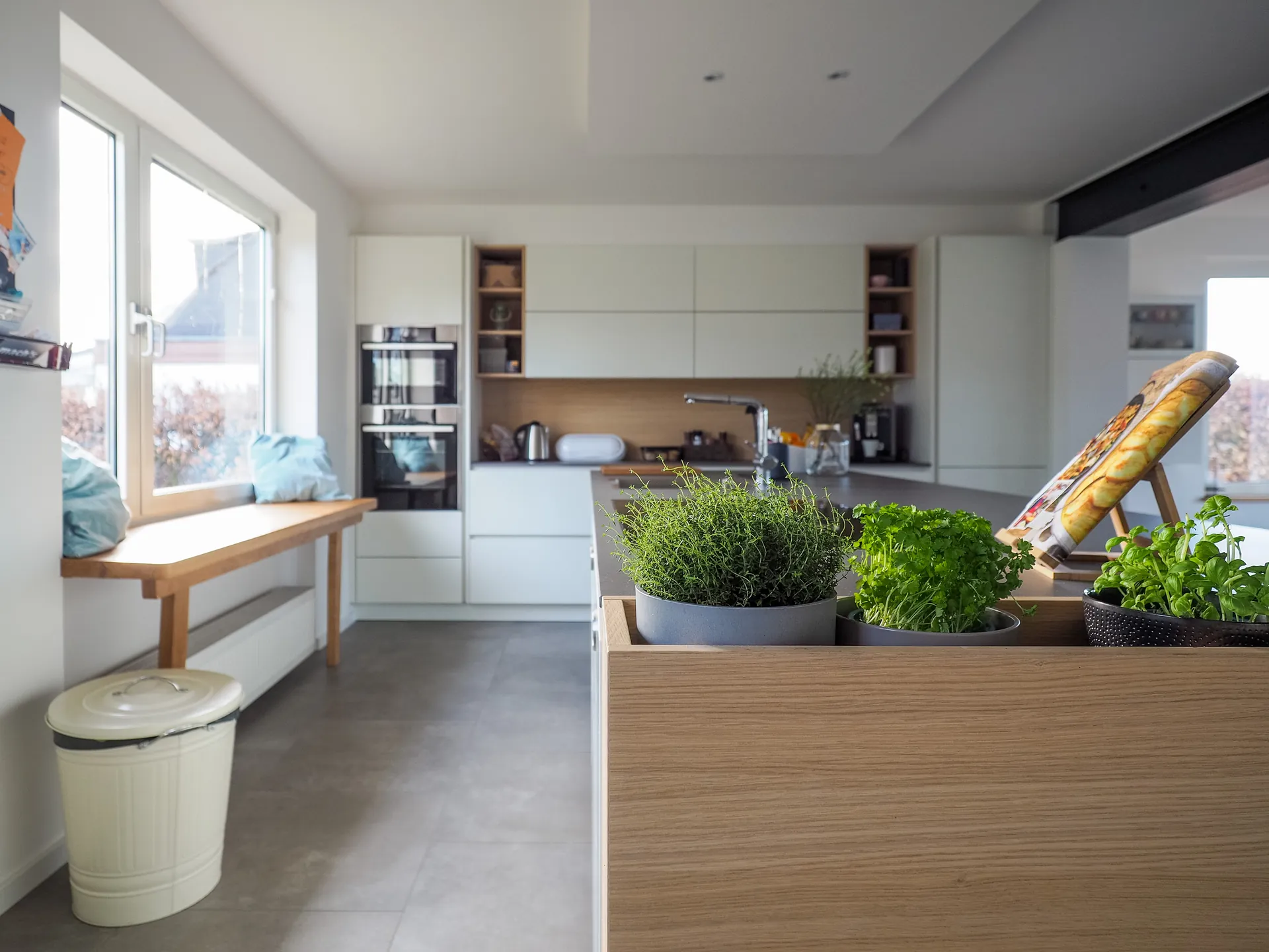 Designküche in Weiß – Häcker Küche grifflos in Weiß matt