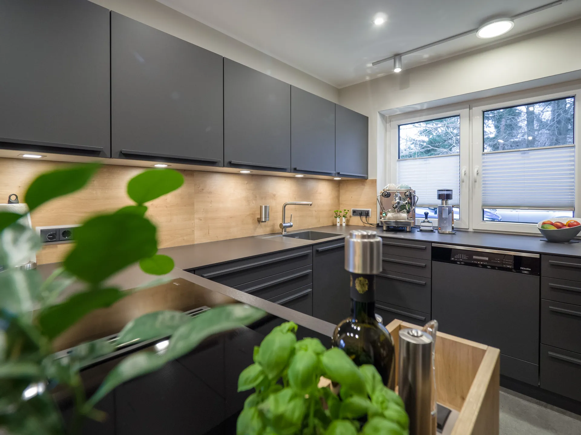 Designküche – Leicht Küche in Carbongrau mit Eiche kombiniert