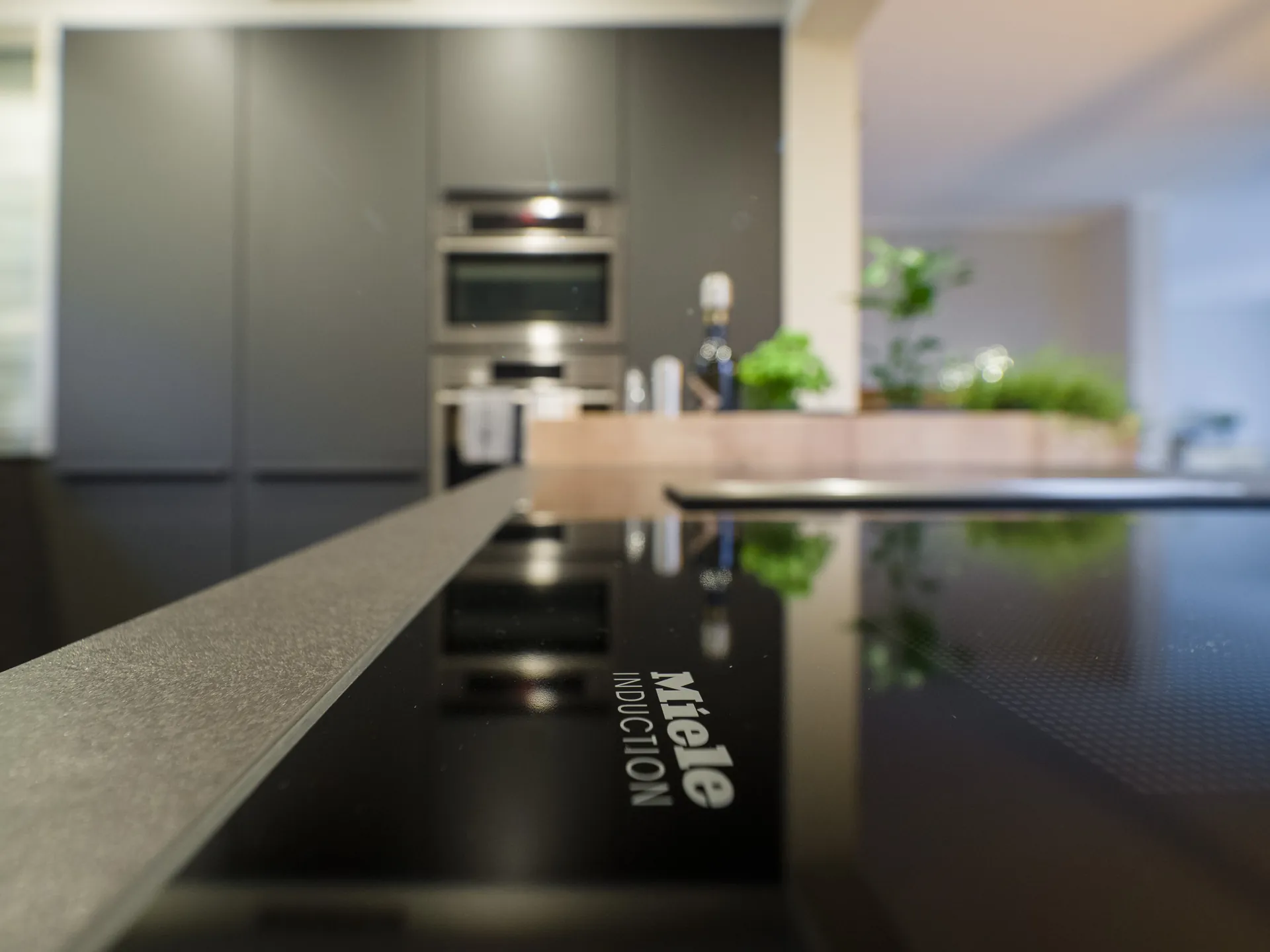 Designküche – Leicht Küche in Carbongrau mit Eiche kombiniert