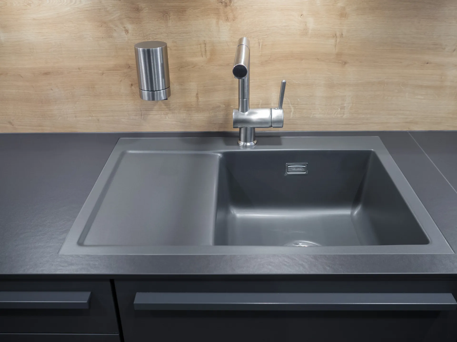 Designküche – Leicht Küche in Carbongrau mit Eiche kombiniert