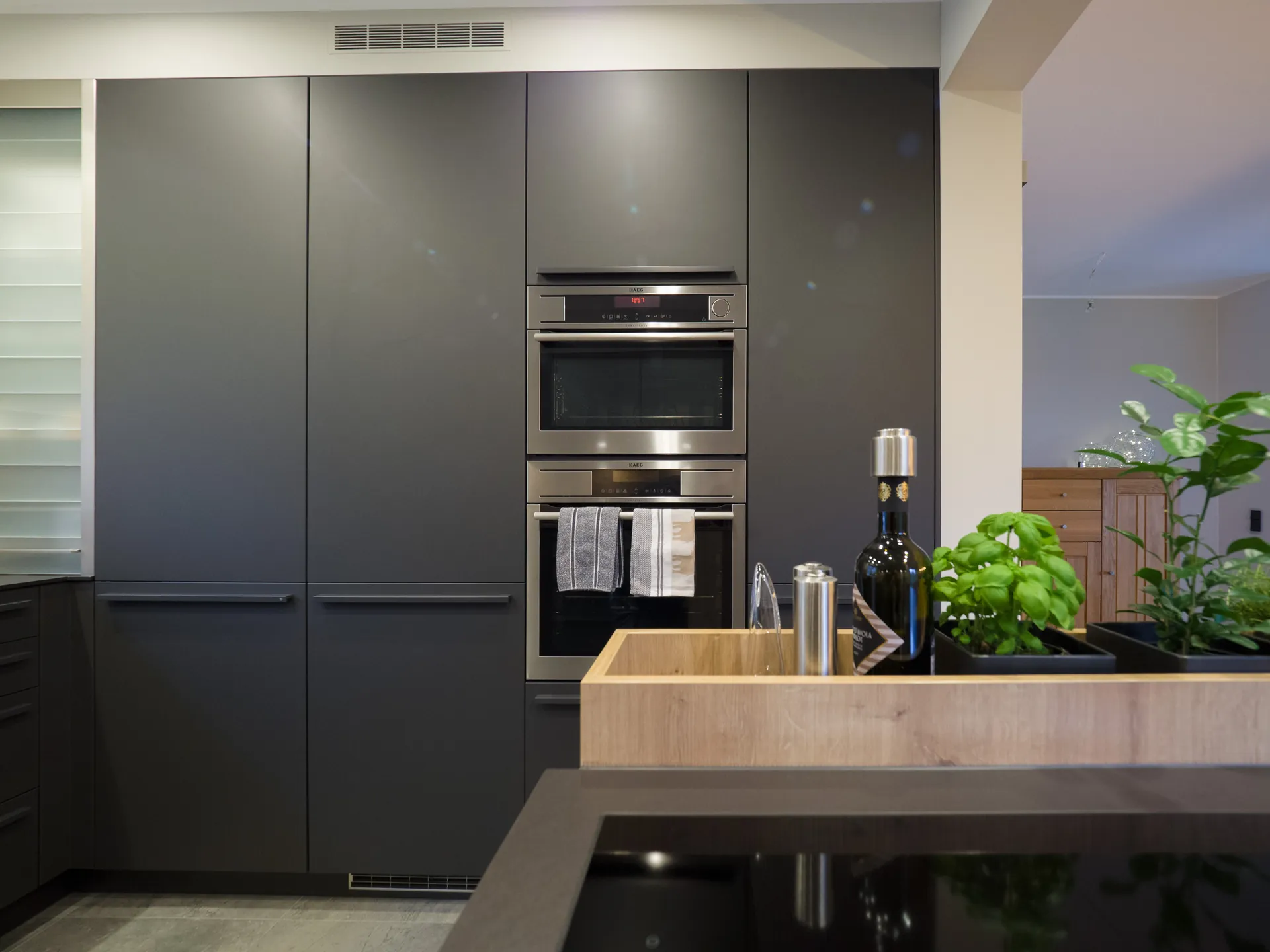 Designküche – Leicht Küche in Carbongrau mit Eiche kombiniert