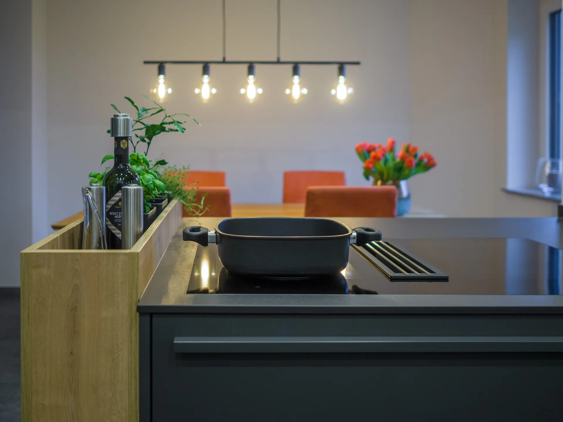 Designküche – Leicht Küche in Carbongrau mit Eiche kombiniert