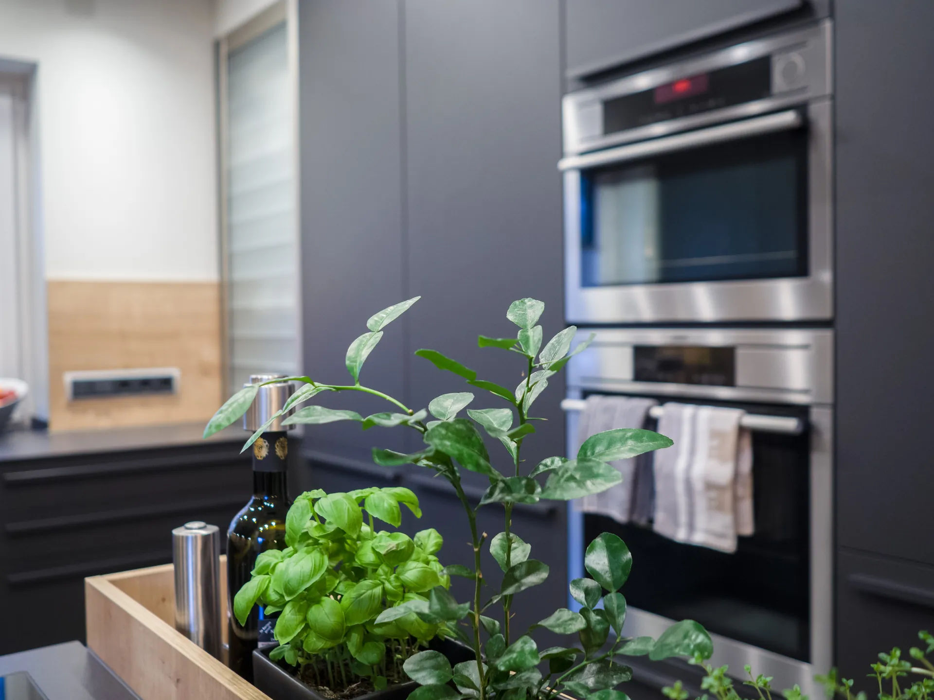 Designküche – Leicht Küche in Carbongrau mit Eiche kombiniert