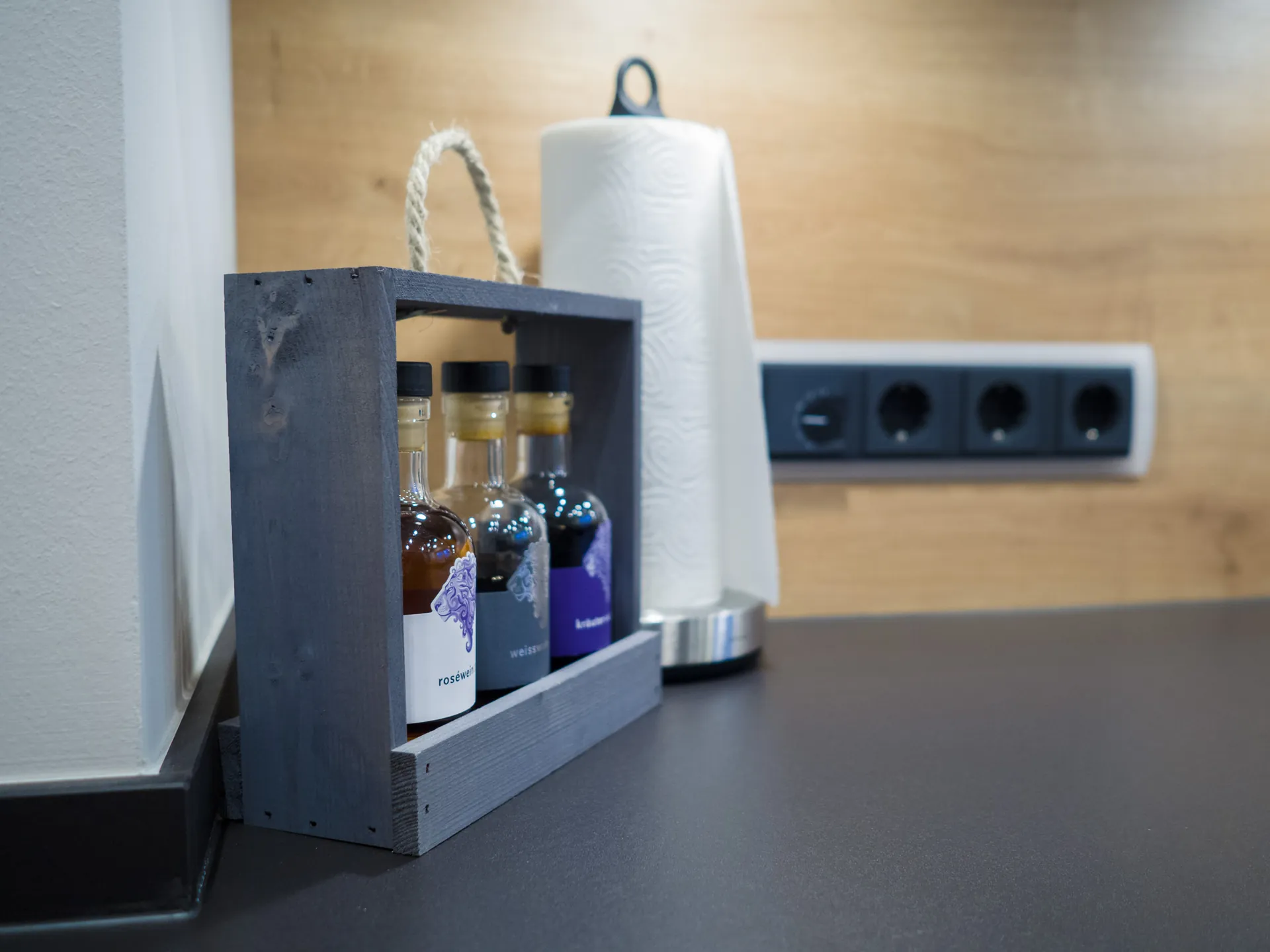 Designküche – Leicht Küche in Carbongrau mit Eiche kombiniert