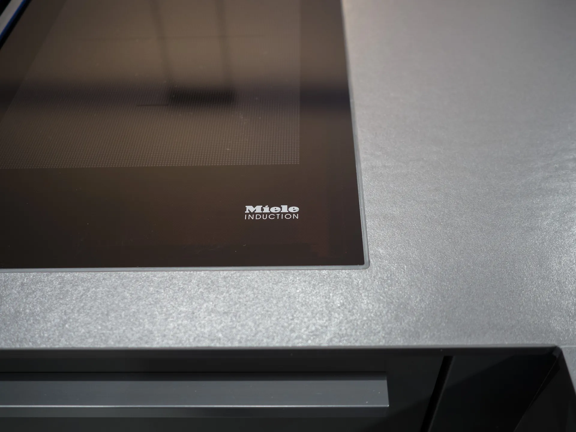 Designküche – Leicht Küche in Carbongrau mit Eiche kombiniert