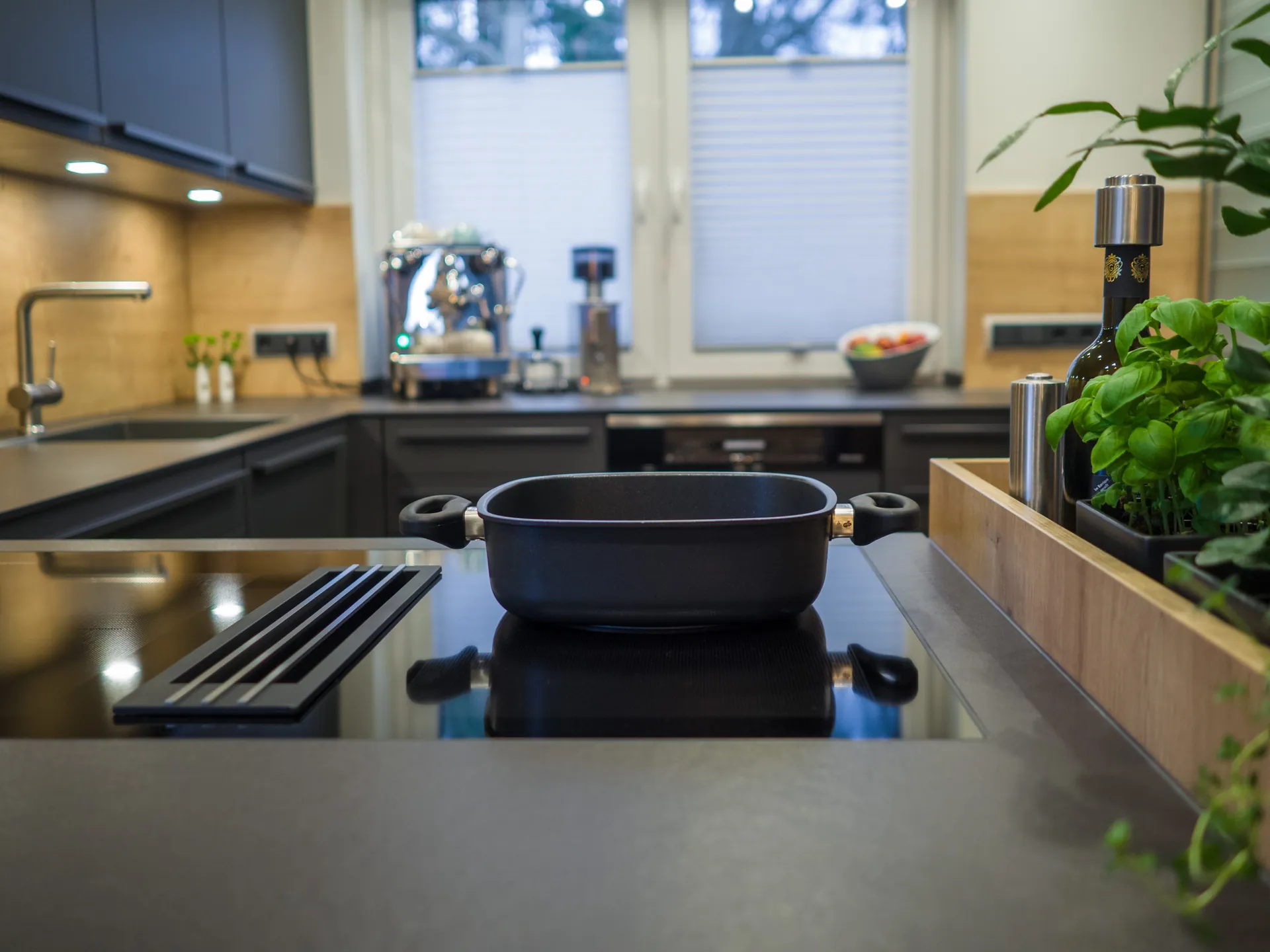 Designküche – Leicht Küche in Carbongrau mit Eiche kombiniert