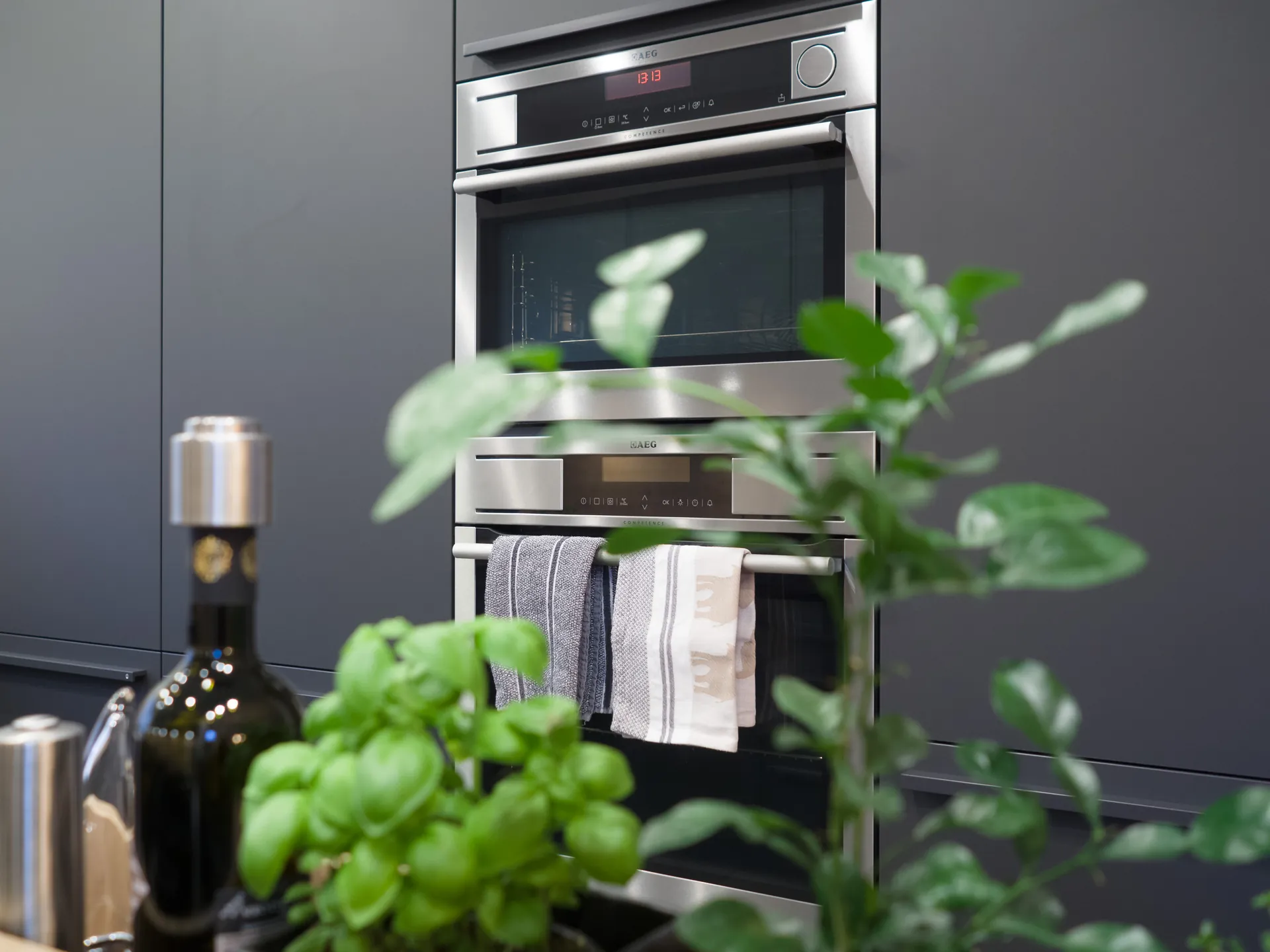 Designküche – Leicht Küche in Carbongrau mit Eiche kombiniert