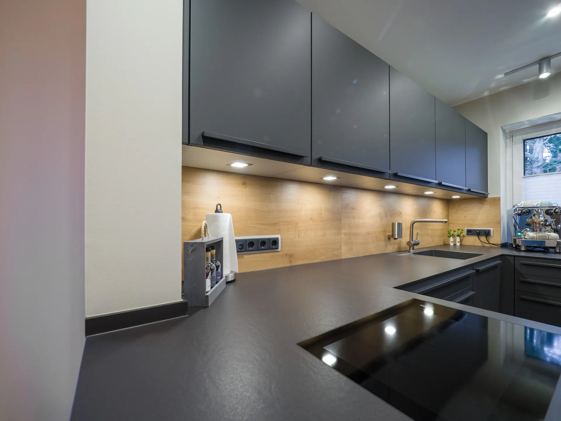 Designküche – Leicht Küche in Carbongrau mit Eiche kombiniert