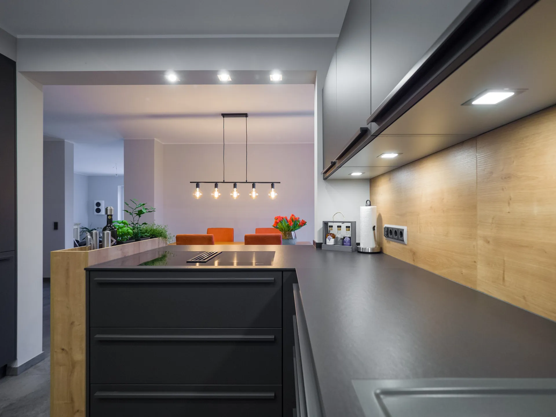 Designküche – Leicht Küche in Carbongrau mit Eiche kombiniert
