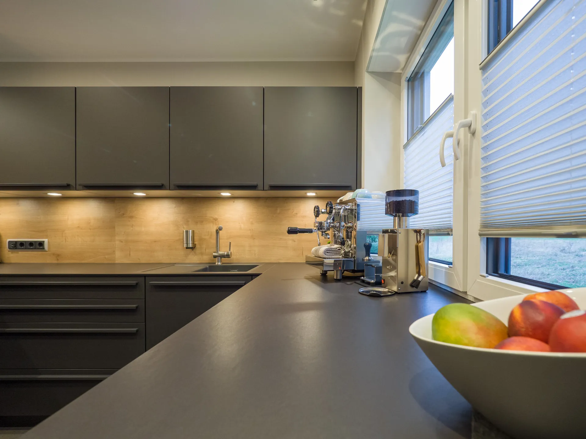 Designküche – Leicht Küche in Carbongrau mit Eiche kombiniert