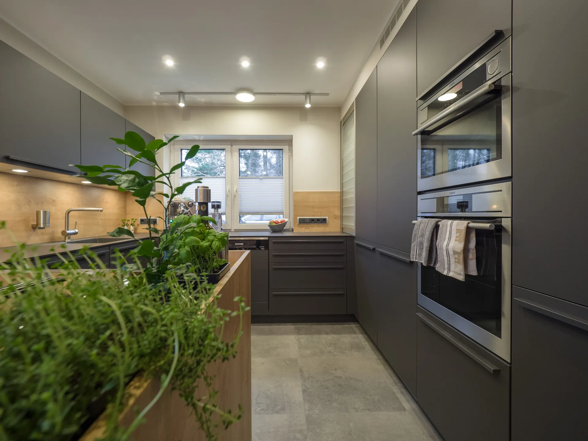 Designküche – Leicht Küche in Carbongrau mit Eiche kombiniert
