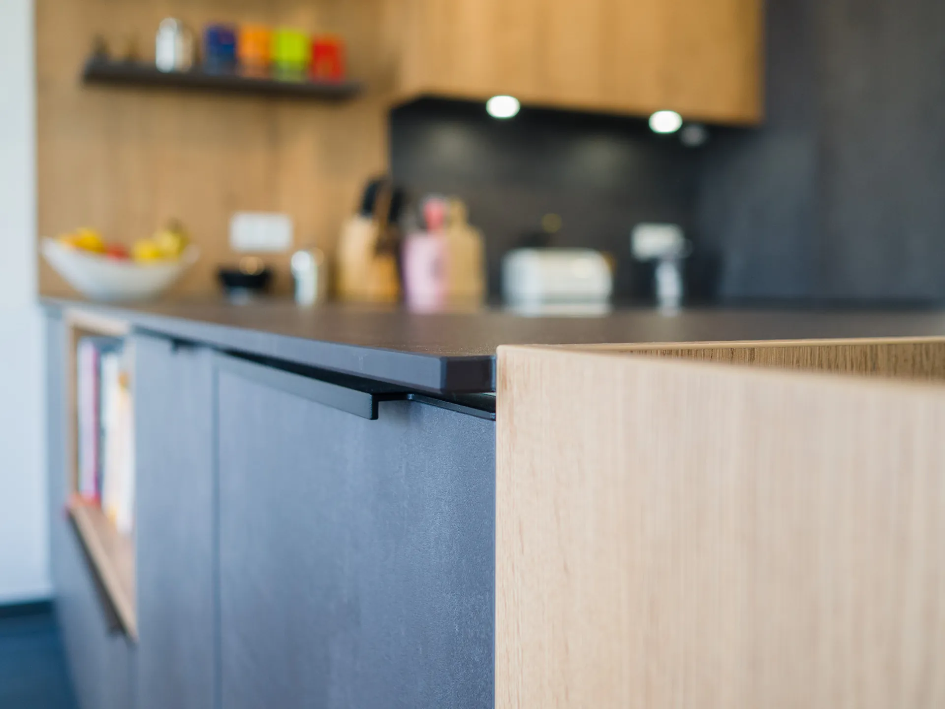Designküche in Betonoptik – Moderne Häcker Küche mit Materialmix