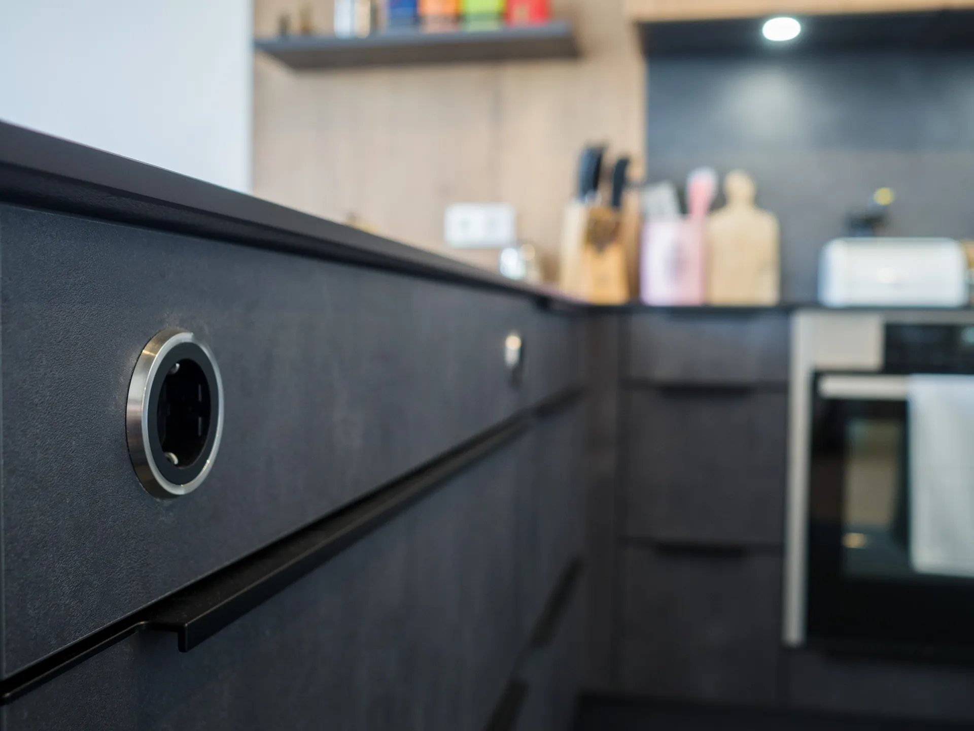 Designküche in Betonoptik – Moderne Häcker Küche mit Materialmix